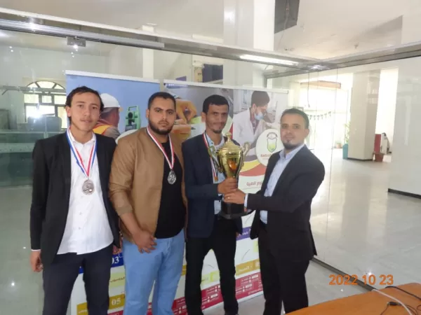 "العيزري يُتـوَّج بطلاً لبطولة الشطرنج والقاضي وصيفاً والقحطاني ثالثاً بجامعة الحكمة - ذمار"