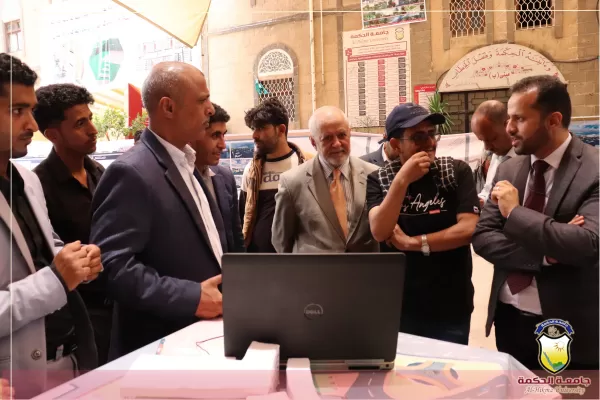 طلاب الهندسة المعمارية يناقشون مشاريع مقررات التصميم المعماري