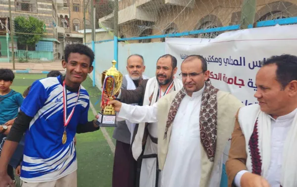 جامعة الحكمة تكرّم الفرق الفائزة في بطولة الدوري الرياضي الرمضاني الخاص بطلاب مدارس منطقة الثورة التعليمية