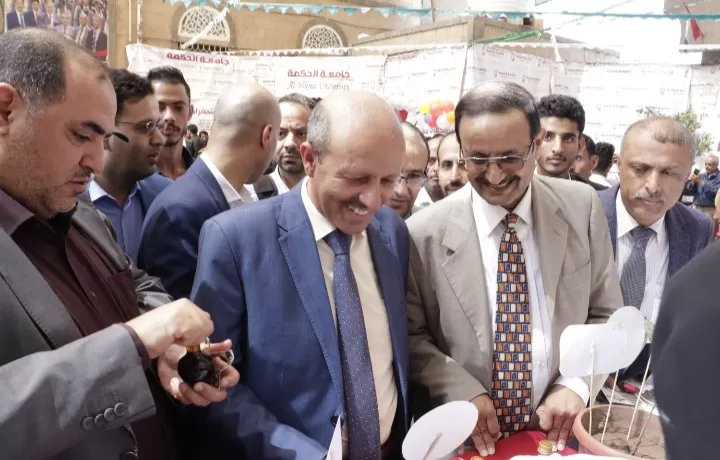 افتتاح معرض طبي صيدلي وندوة علمية بمناسبة اليوم العالمي للصيدلة بجامعة الحكمة