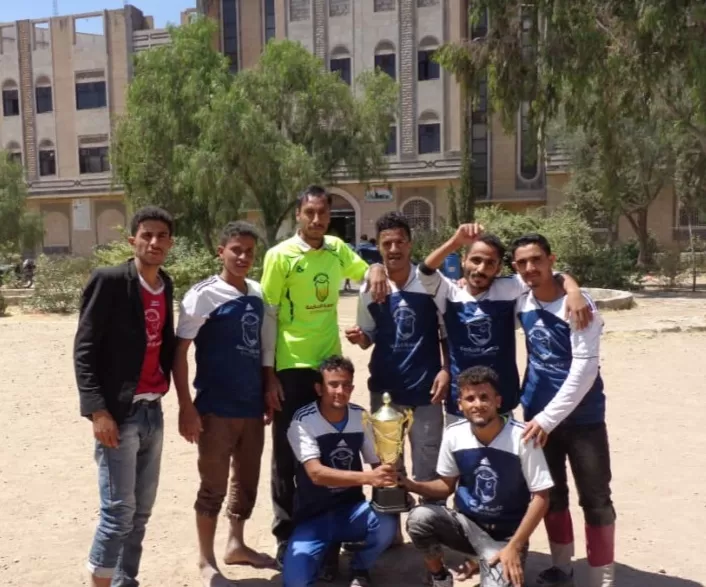 "تزامناً مع إحتفاﻻت بلادنا بأعياد ثورة أكتوبر جامعة الحكمة - ذمار تختتم بطولة طلاب الدبلوم لكرة القدم الخماسية للعام 2022-2023م"