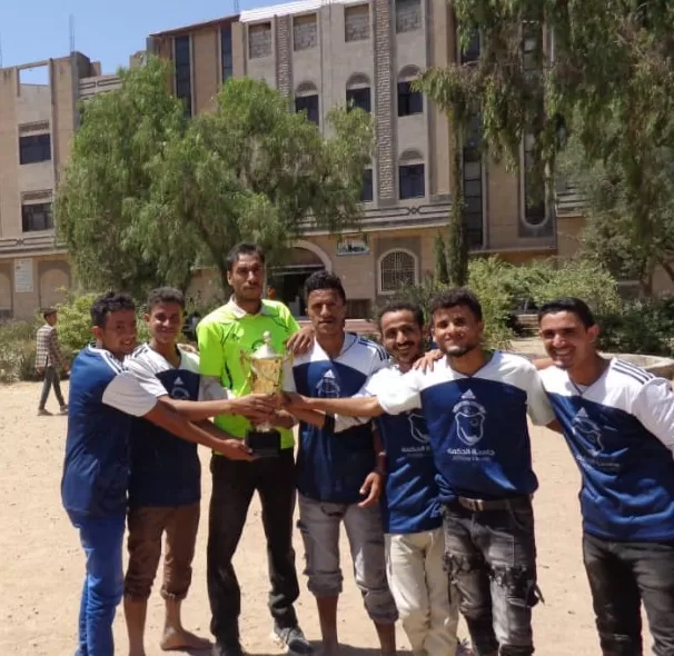 "تزامناً مع إحتفاﻻت بلادنا بأعياد ثورة أكتوبر جامعة الحكمة - ذمار تختتم بطولة طلاب الدبلوم لكرة القدم الخماسية للعام 2022-2023م"
