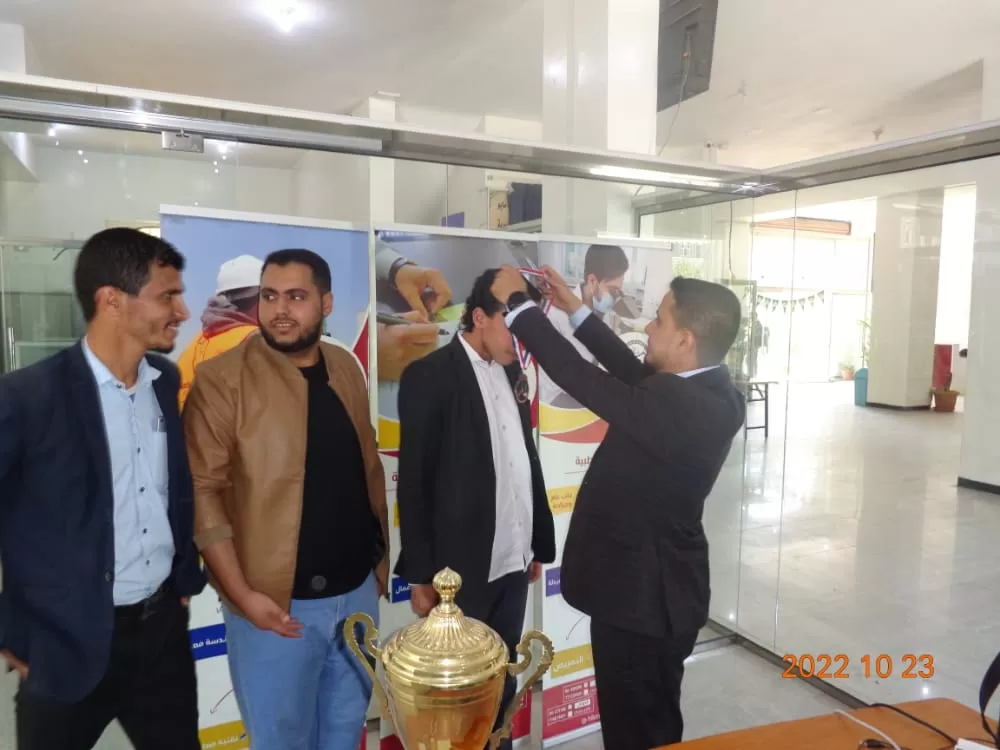 "العيزري يُتـوَّج بطلاً لبطولة الشطرنج والقاضي وصيفاً والقحطاني ثالثاً بجامعة الحكمة - ذمار"