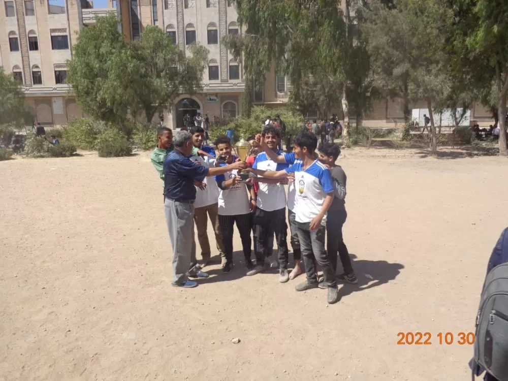 "فريق بكالوريوس الصيدلة يتوّج بطلاً لبطولة الطلاب المستجدين بجامعة الحكمة – ذمار"