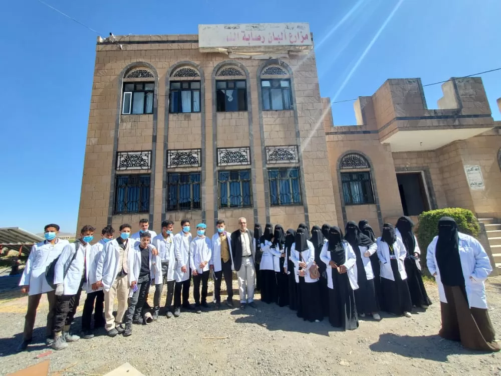 مساعدو الأطباء بمعهد الجامعة للعلوم الطبية – فرع ذمار يزورون مصانع الخريف ومزرعة رصابة