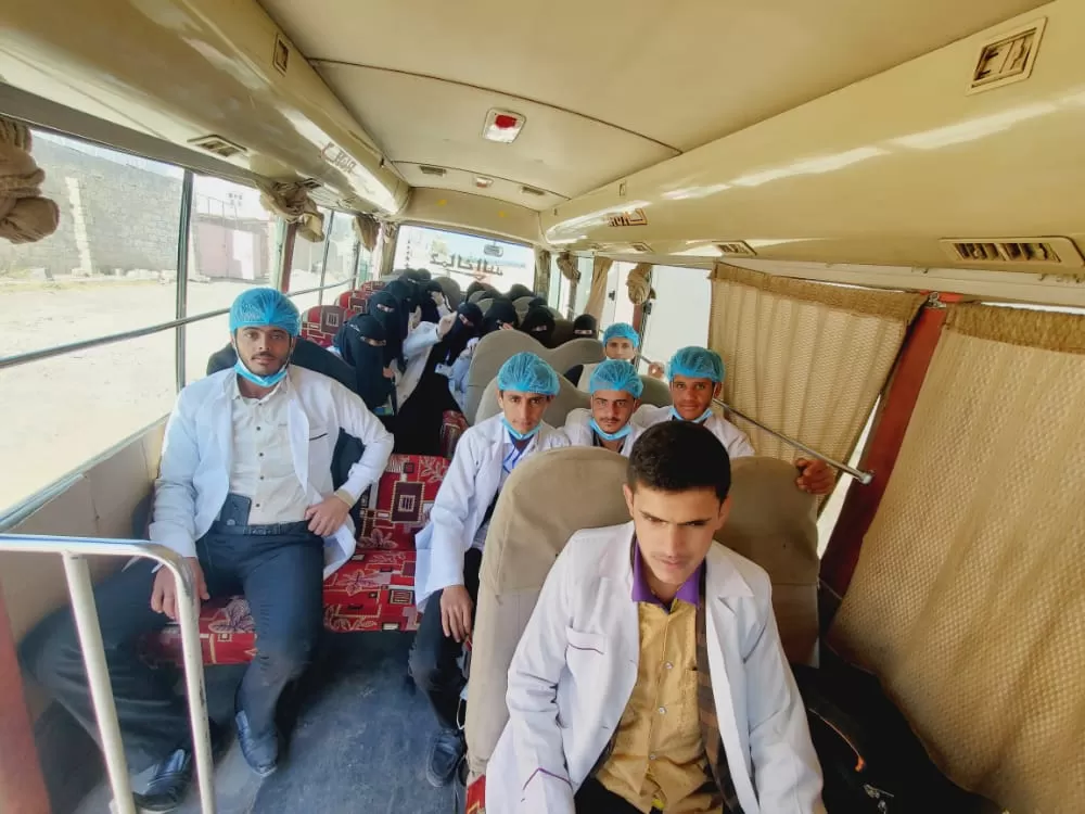 مساعدو الأطباء بمعهد الجامعة للعلوم الطبية – فرع ذمار يزورون مصانع الخريف ومزرعة رصابة