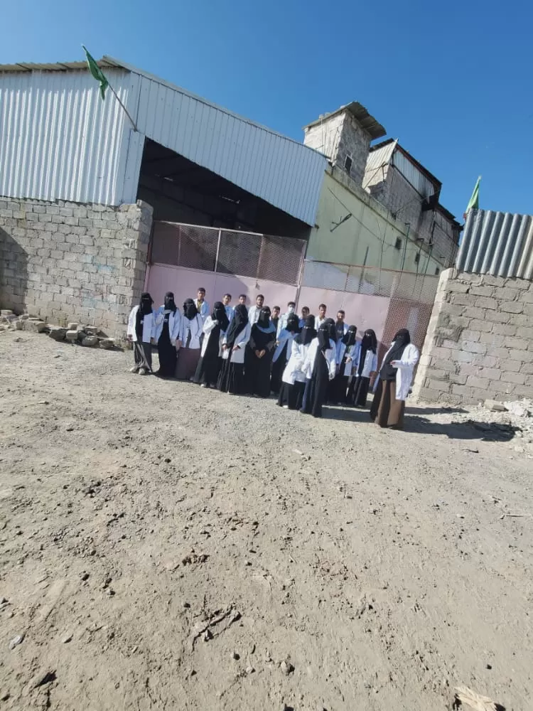 مساعدو الأطباء بمعهد الجامعة للعلوم الطبية – فرع ذمار يزورون مصانع الخريف ومزرعة رصابة