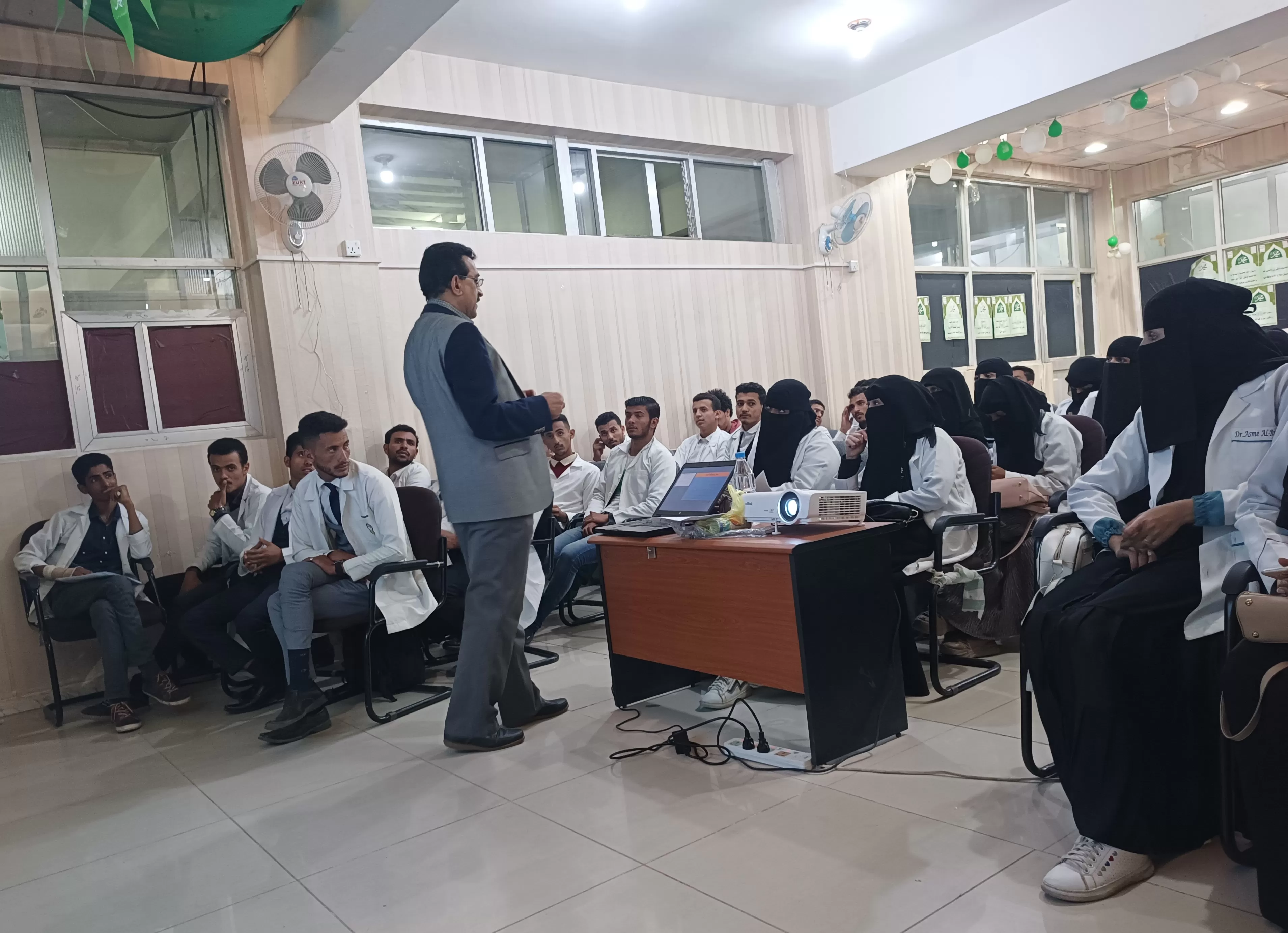 معهد الجامعة للعلوم الطبية بصنعاء ينظم زيارة علمية لطلبة قسم مساعد طبي إلى وزارة الصحة العامة والسكان