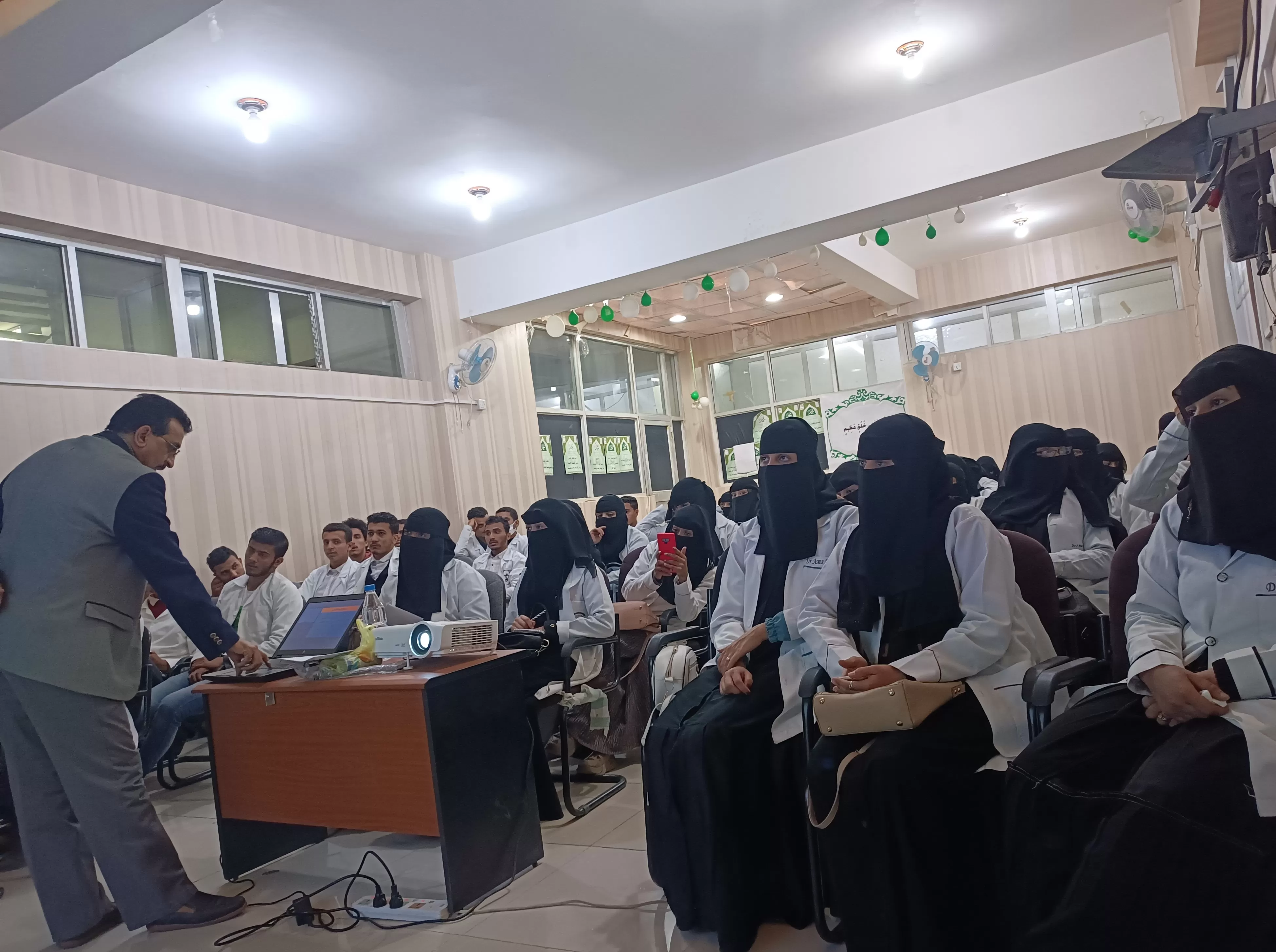 معهد الجامعة للعلوم الطبية بصنعاء ينظم زيارة علمية لطلبة قسم مساعد طبي إلى وزارة الصحة العامة والسكان