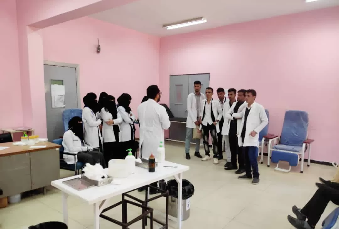 طلاب قسم المختبرات بمعهد الجامعة للعلوم الطبية - فرع ذمار  يزورون المركز الوطني لمختبرات الصحة العامة