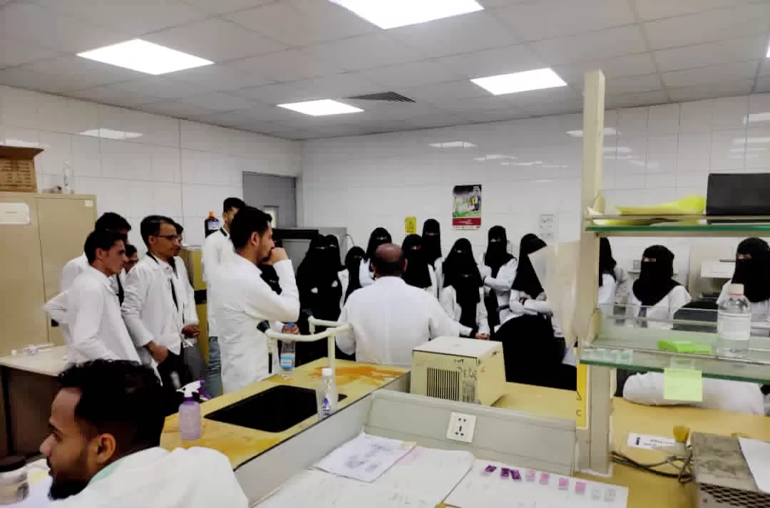 طلاب قسم المختبرات بمعهد الجامعة للعلوم الطبية - فرع ذمار  يزورون المركز الوطني لمختبرات الصحة العامة
