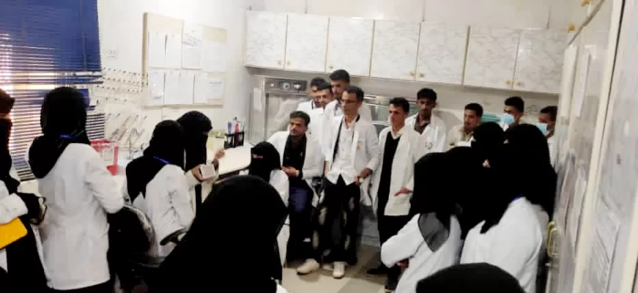 طلاب قسم المختبرات بمعهد الجامعة للعلوم الطبية - فرع ذمار  يزورون المركز الوطني لمختبرات الصحة العامة