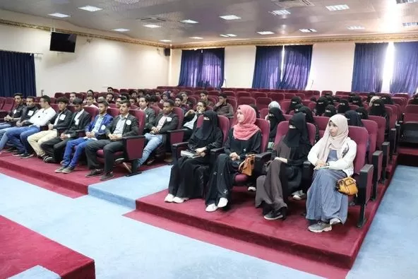 طلاب كلية الحاسوب قسم تقنية معلومات يقومون بزيارة علمية للمعهد العام للاتصالات بصنعاء