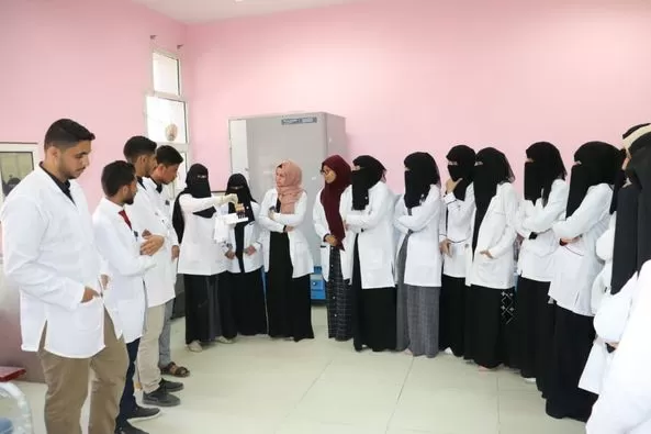 جامعة الحكمة تنظم زيارة علمية لطلاب المختبرات الطبية