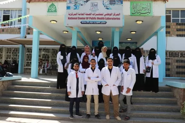 جامعة الحكمة تنظم زيارة علمية لطلاب المختبرات الطبية