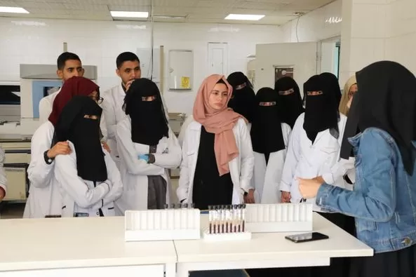 جامعة الحكمة تنظم زيارة علمية لطلاب المختبرات الطبية