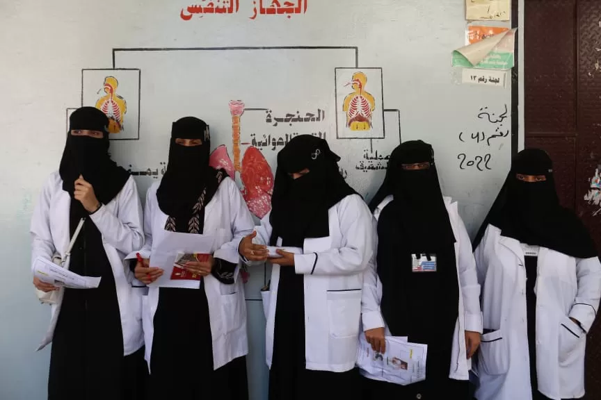 معهد الجامعة للعلوم الطبية بتعز ينفذ حملة التثقيف والتوعية الصحية في مدارس مديرية القاهرة