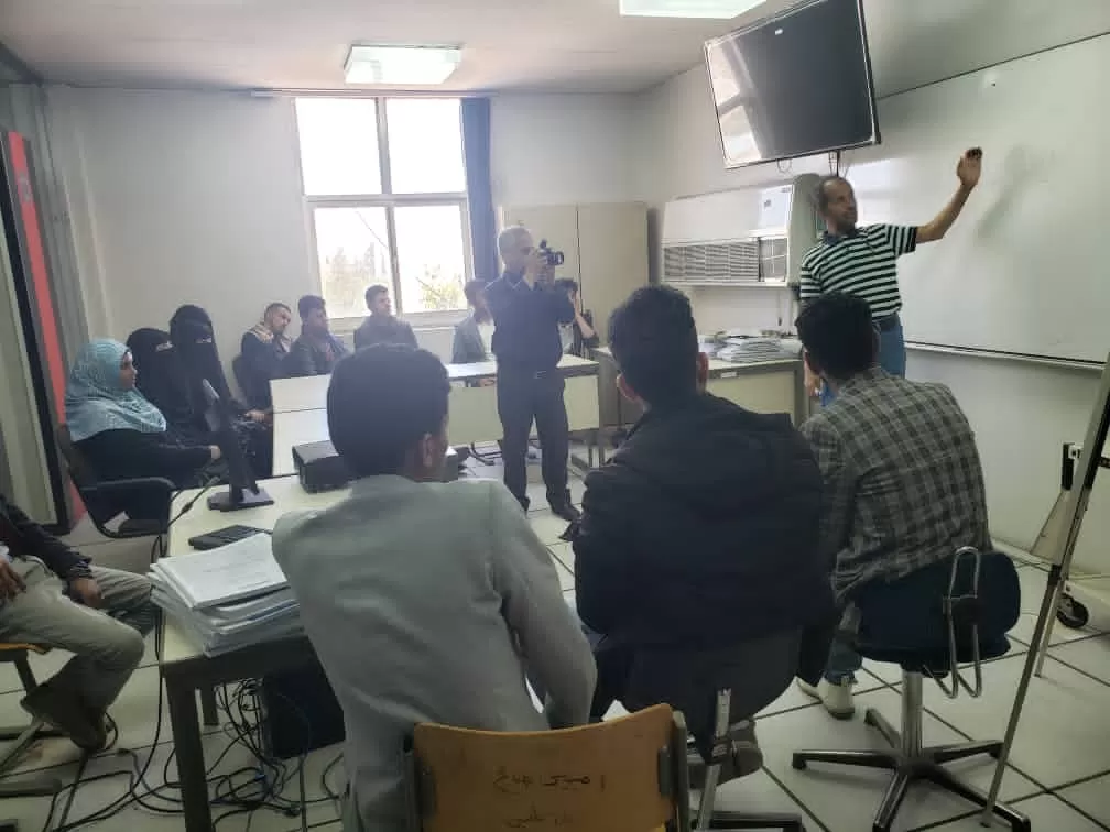 طلاب قسم تقنية المعلومات في زيارة علمية إلى المعهد العام للاتصالات