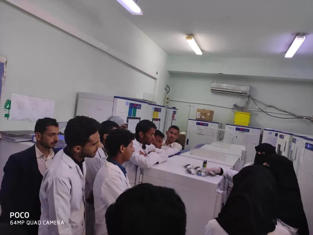 طلاب المختبرات بجامعة الحكمة - ذمار يزورون المركز الوطني لنقل الدم وابحاثه