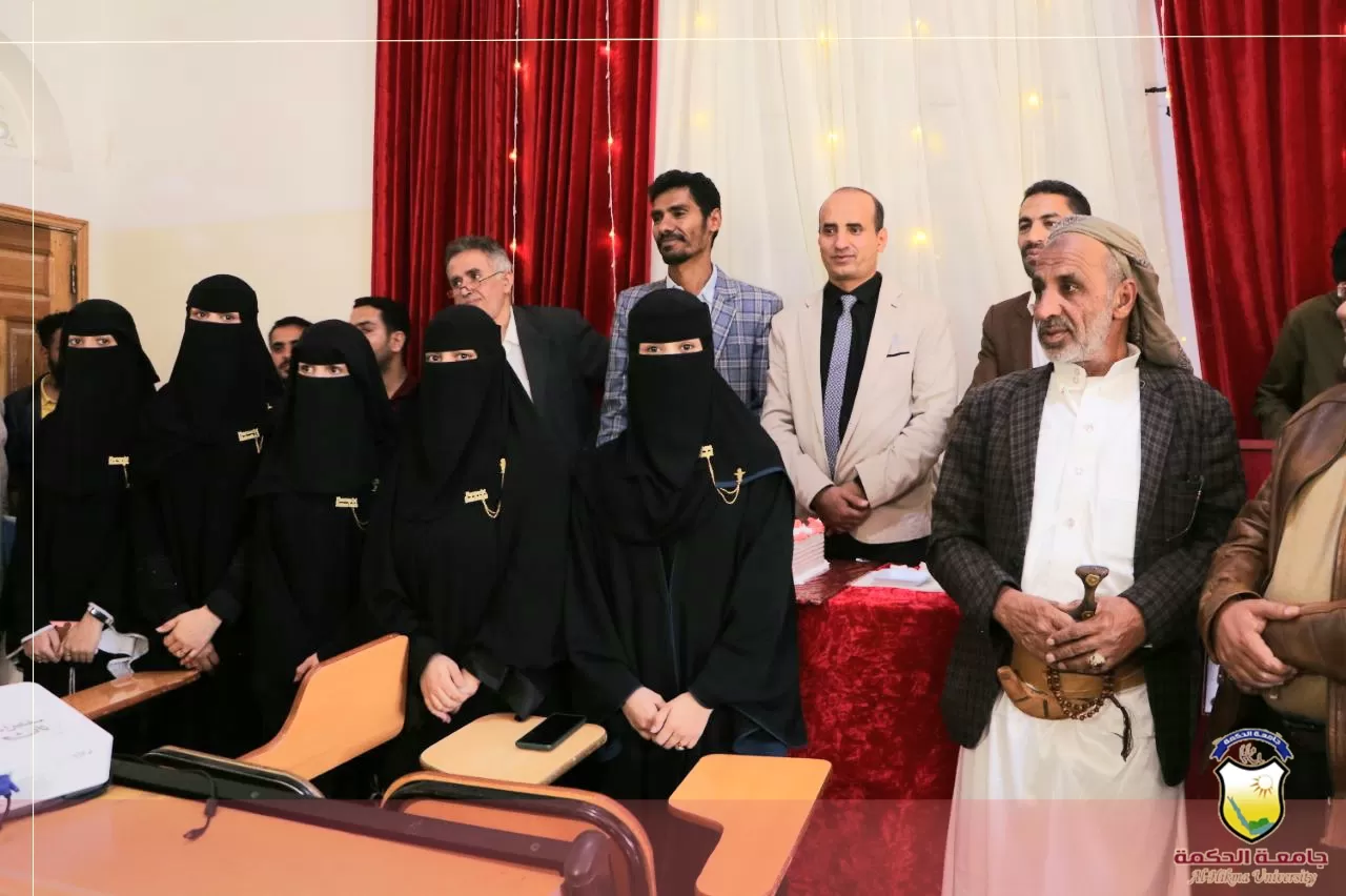 جامعة الحكمة بذمار تواصل مناقشات أبحاث التخرج بثاني مجموعات قسم بكالوريوس الصيدلة للعام الجامعي 1444هـ 2022/ 2023م