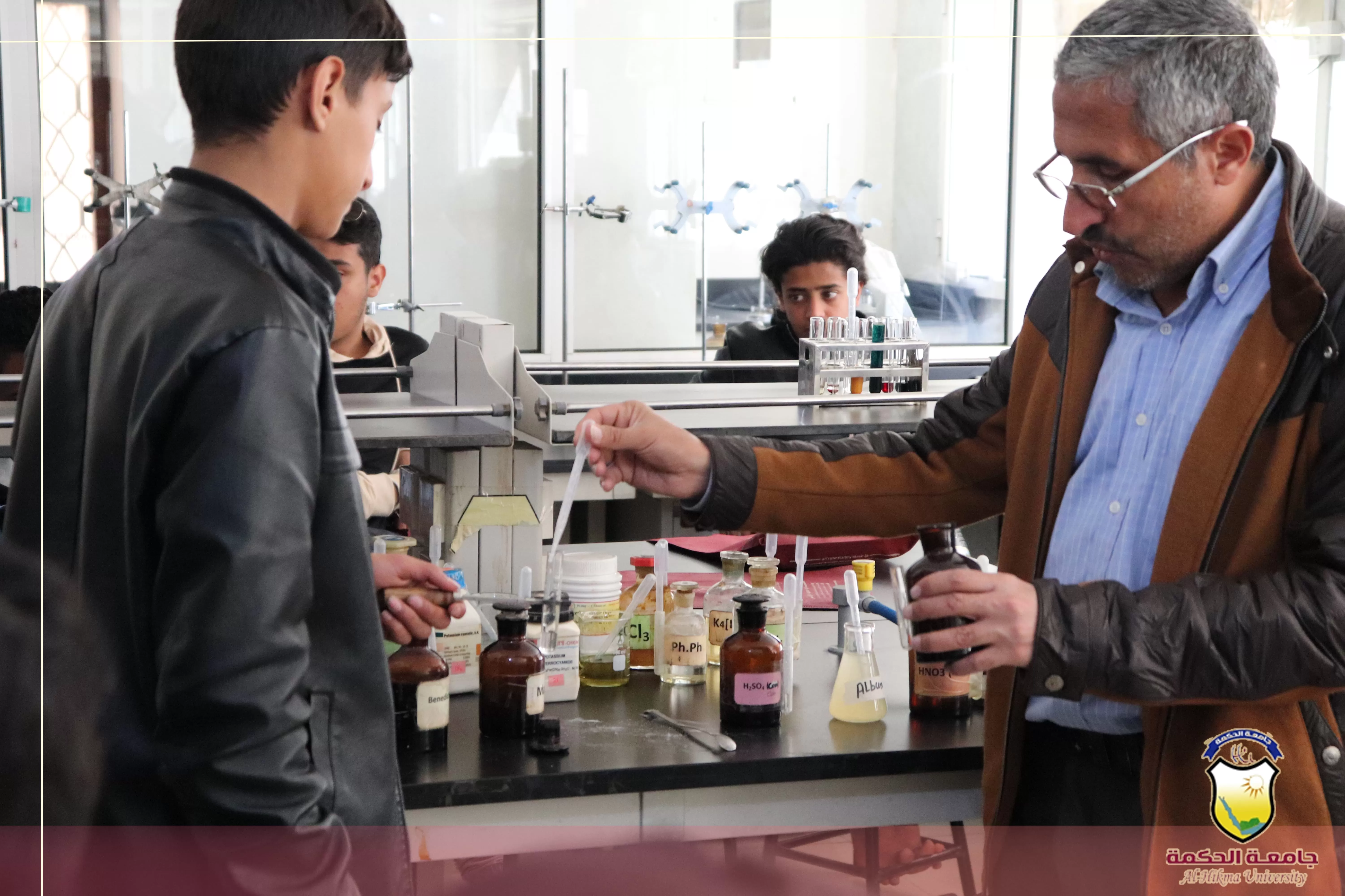 جامعة الحكمة تستقبل الزيارات العلمية لطلاب الثانوية العامة من المدارس الأهلية والحكومية بصنعاء