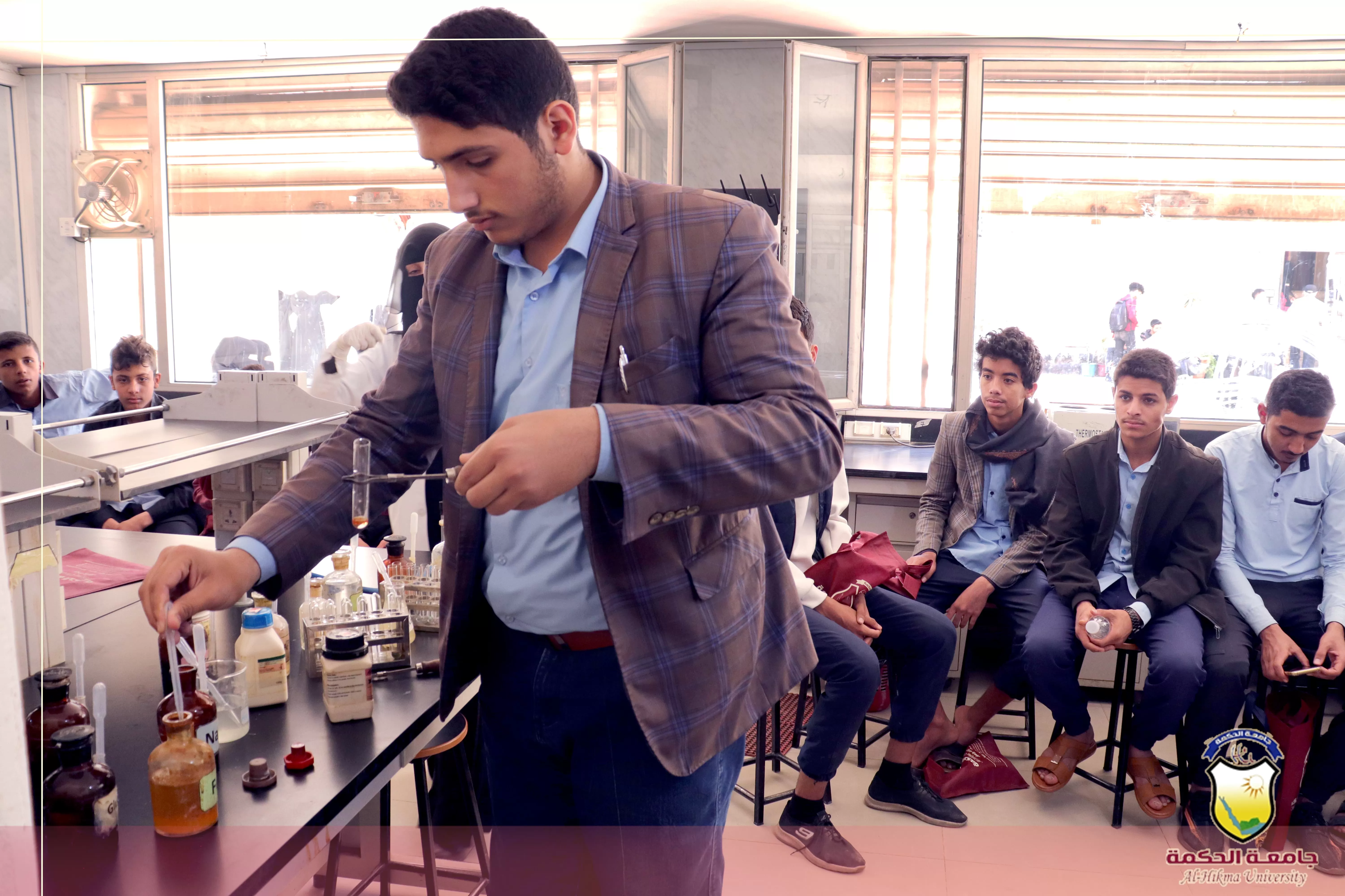 جامعة الحكمة تستقبل الزيارات العلمية لطلاب الثانوية العامة من المدارس الأهلية والحكومية بصنعاء