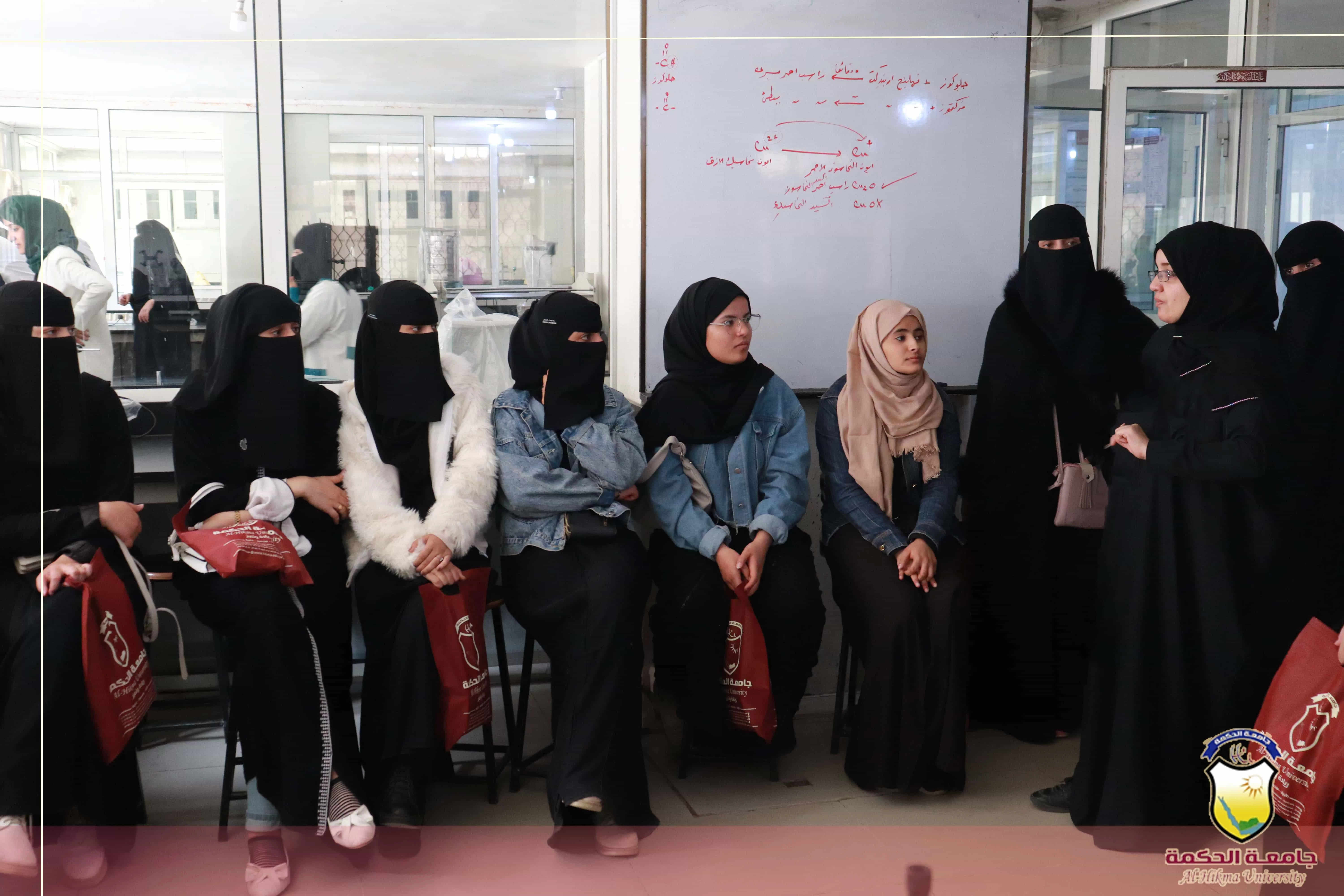 جامعة الحكمة تواصل إستقبال الزيارات العلمية لطلاب الثانوية العامة من المدارس الأهلية والحكومية بصنعاء