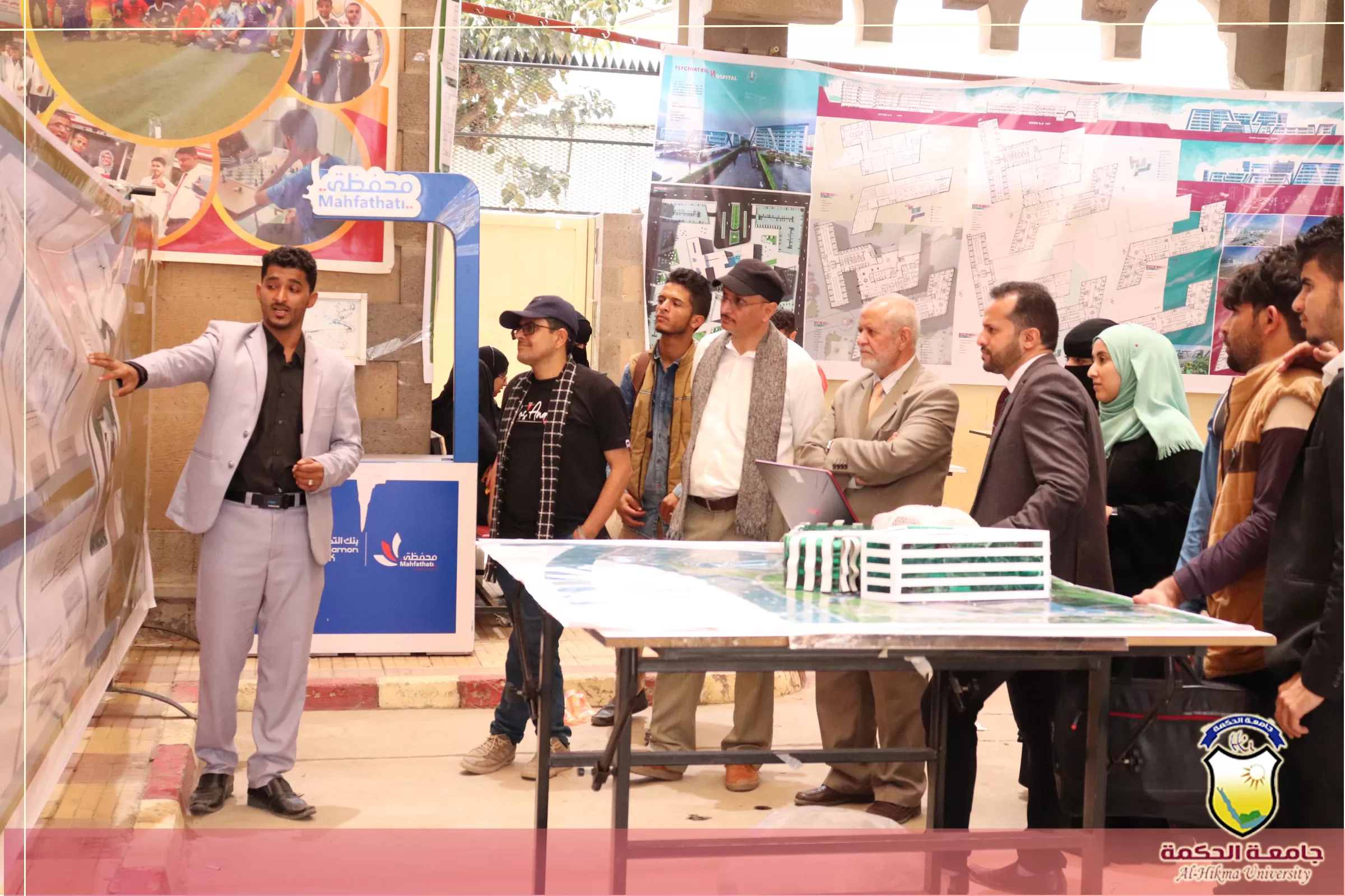 طلاب الهندسة المعمارية يناقشون مشاريع مقررات التصميم المعماري