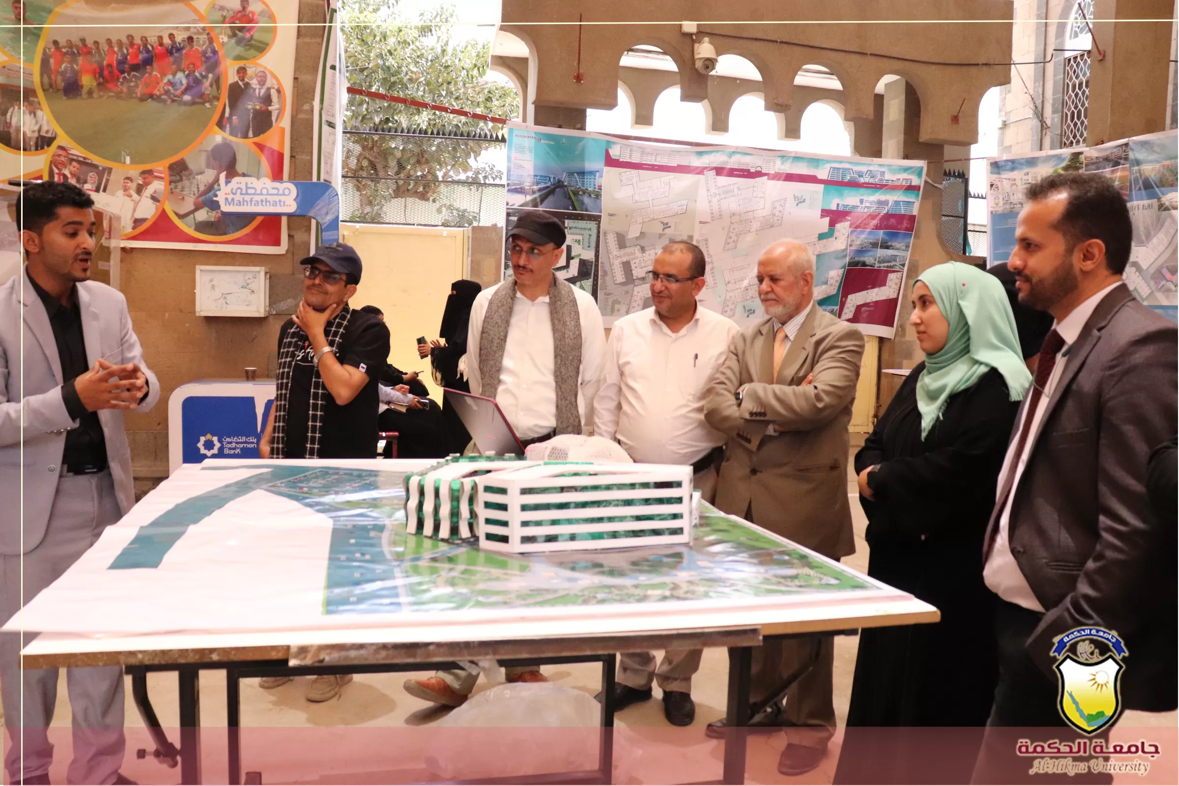 طلاب الهندسة المعمارية يناقشون مشاريع مقررات التصميم المعماري