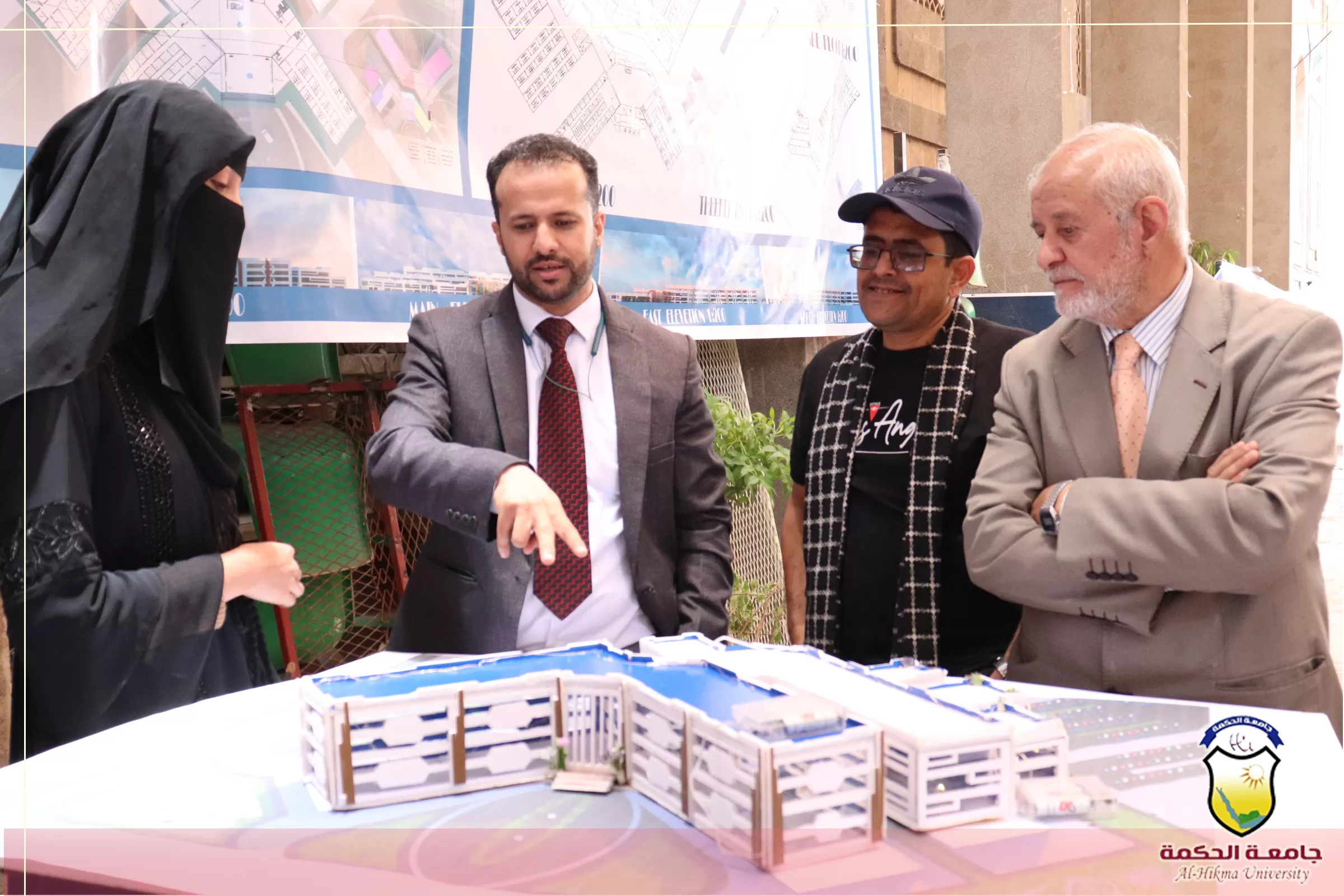 طلاب الهندسة المعمارية يناقشون مشاريع مقررات التصميم المعماري