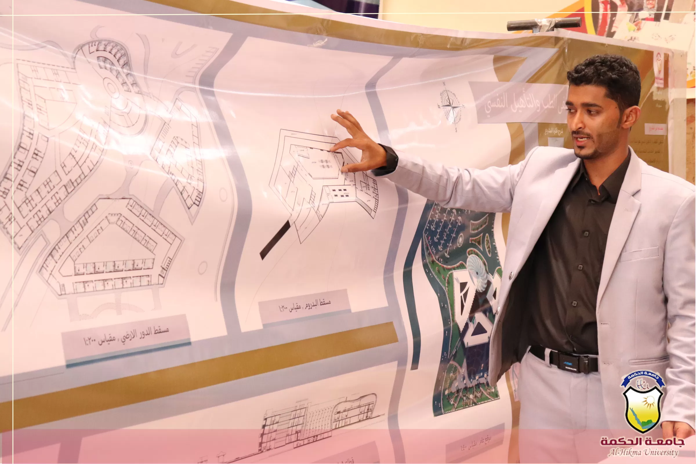 طلاب الهندسة المعمارية يناقشون مشاريع مقررات التصميم المعماري