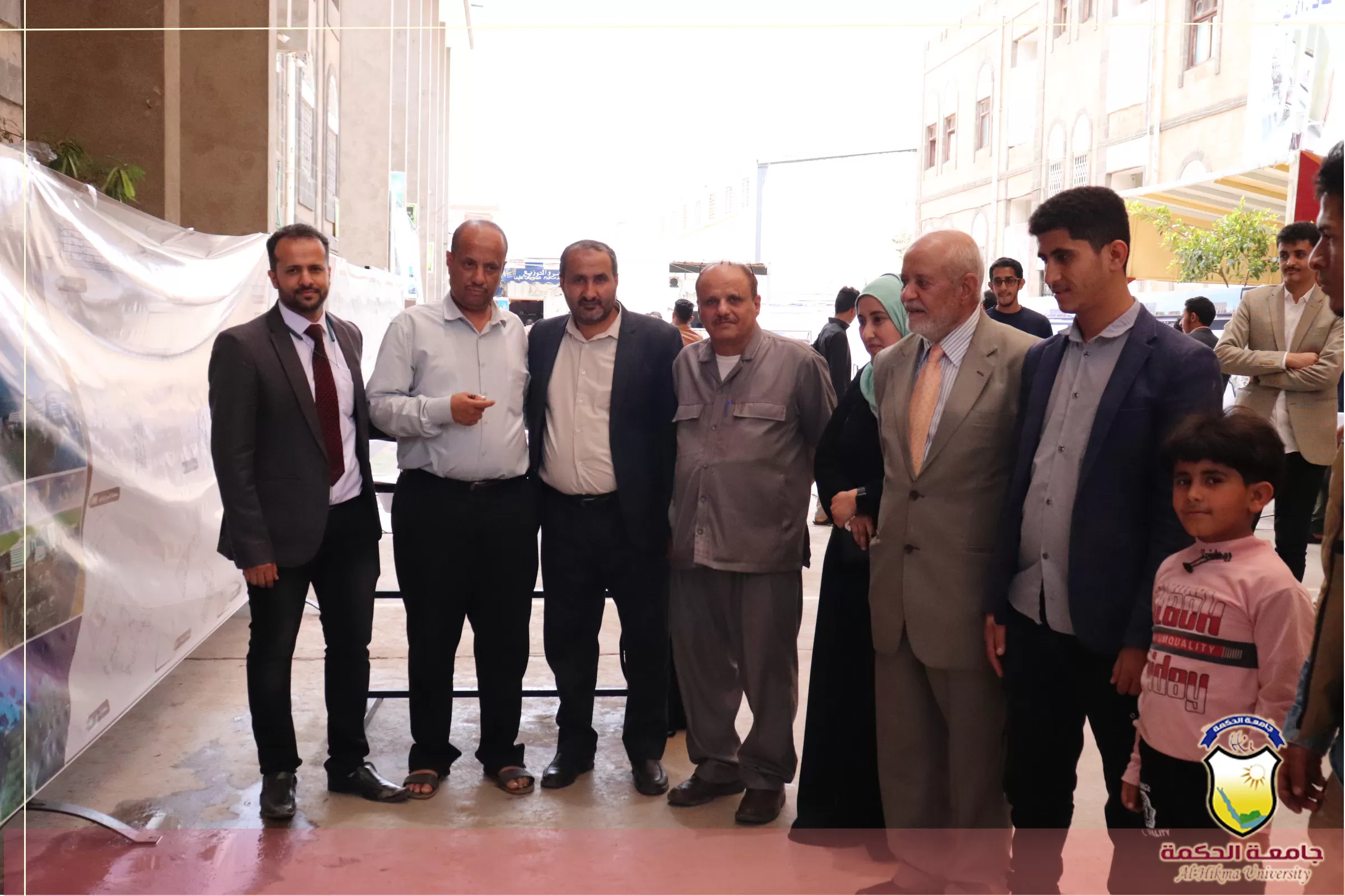 طلاب الهندسة المعمارية يناقشون مشاريع مقررات التصميم المعماري