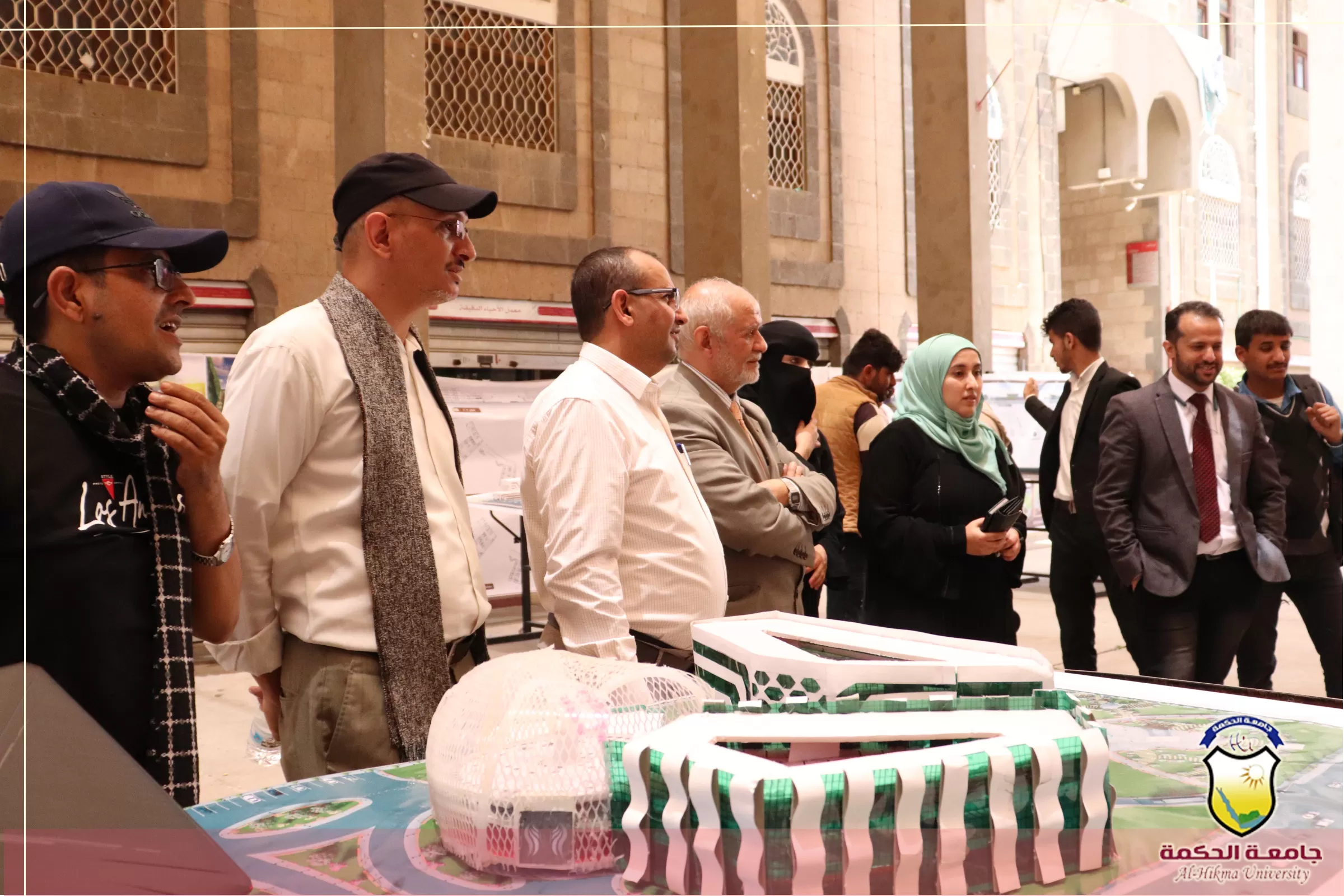 طلاب الهندسة المعمارية يناقشون مشاريع مقررات التصميم المعماري