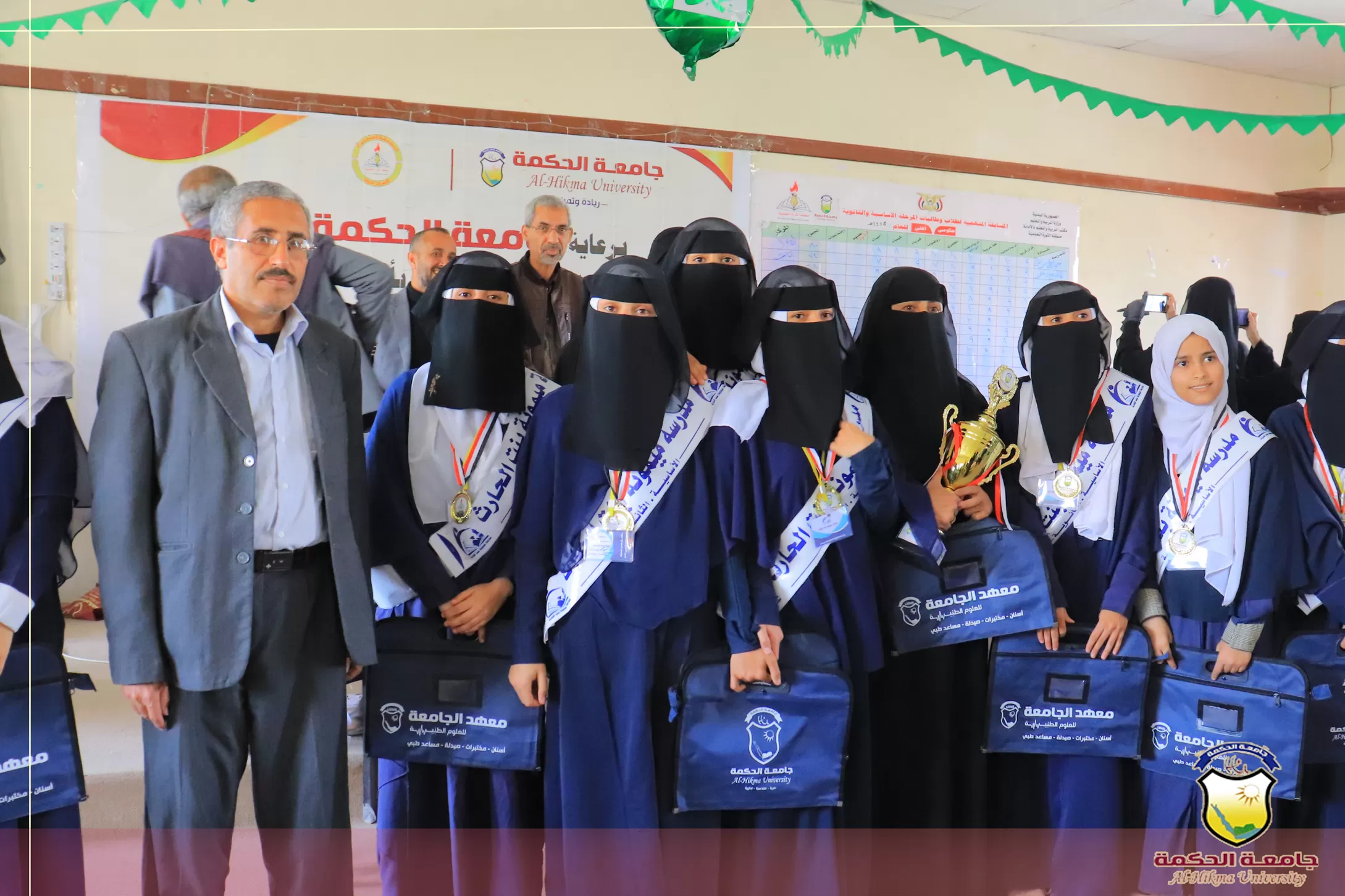برعاية جامعة الحكمة، وبإشراف مكتب التربية والتعليم بأمانة العاصمة؛ اُختتمت المسابقة المنهجية للمرحلة الثانوية -القسم العلمي- على مستوى المدارس الحكومية والأهلية بمنطقة الثورة التعليمية