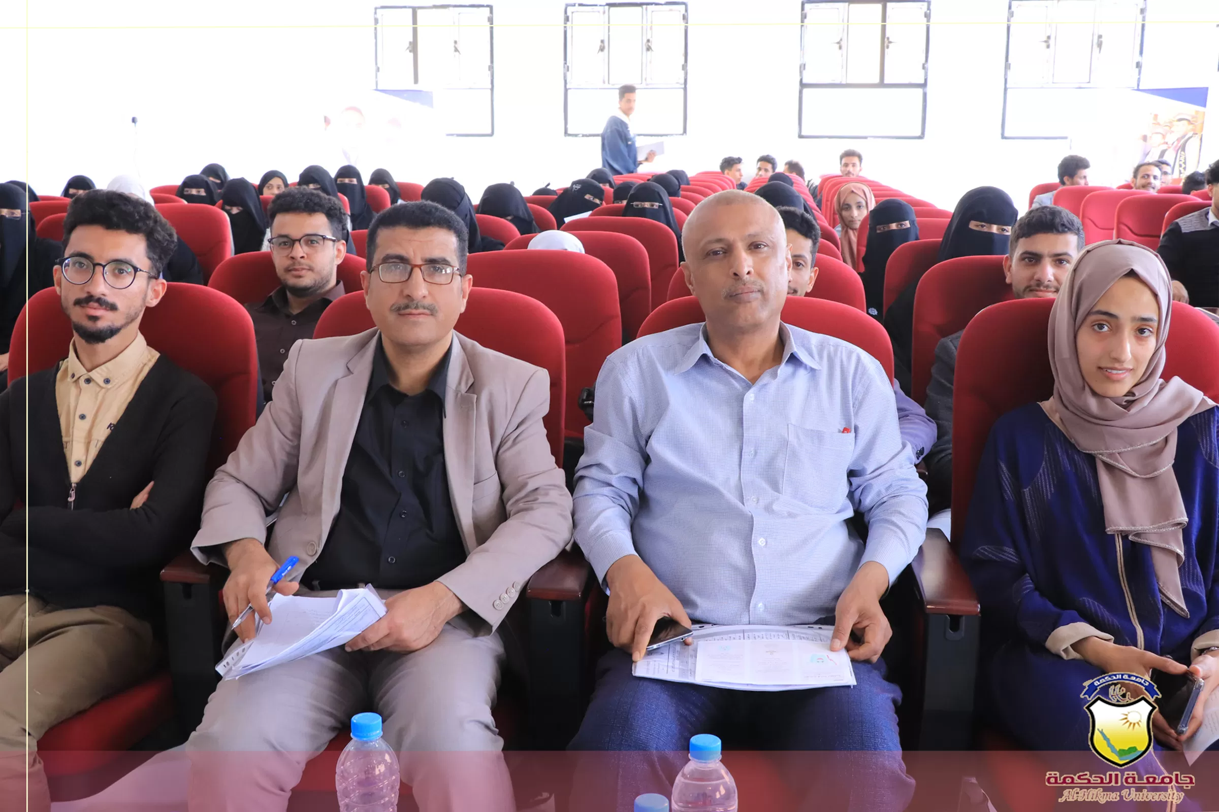 طلبة قسم طب وجراحة الفم والأسنان بكلية العلوم الطبية في جامعة الحكمة - صنعاء يناقشون أبحاث مقرر مناهج البحث العلمي
