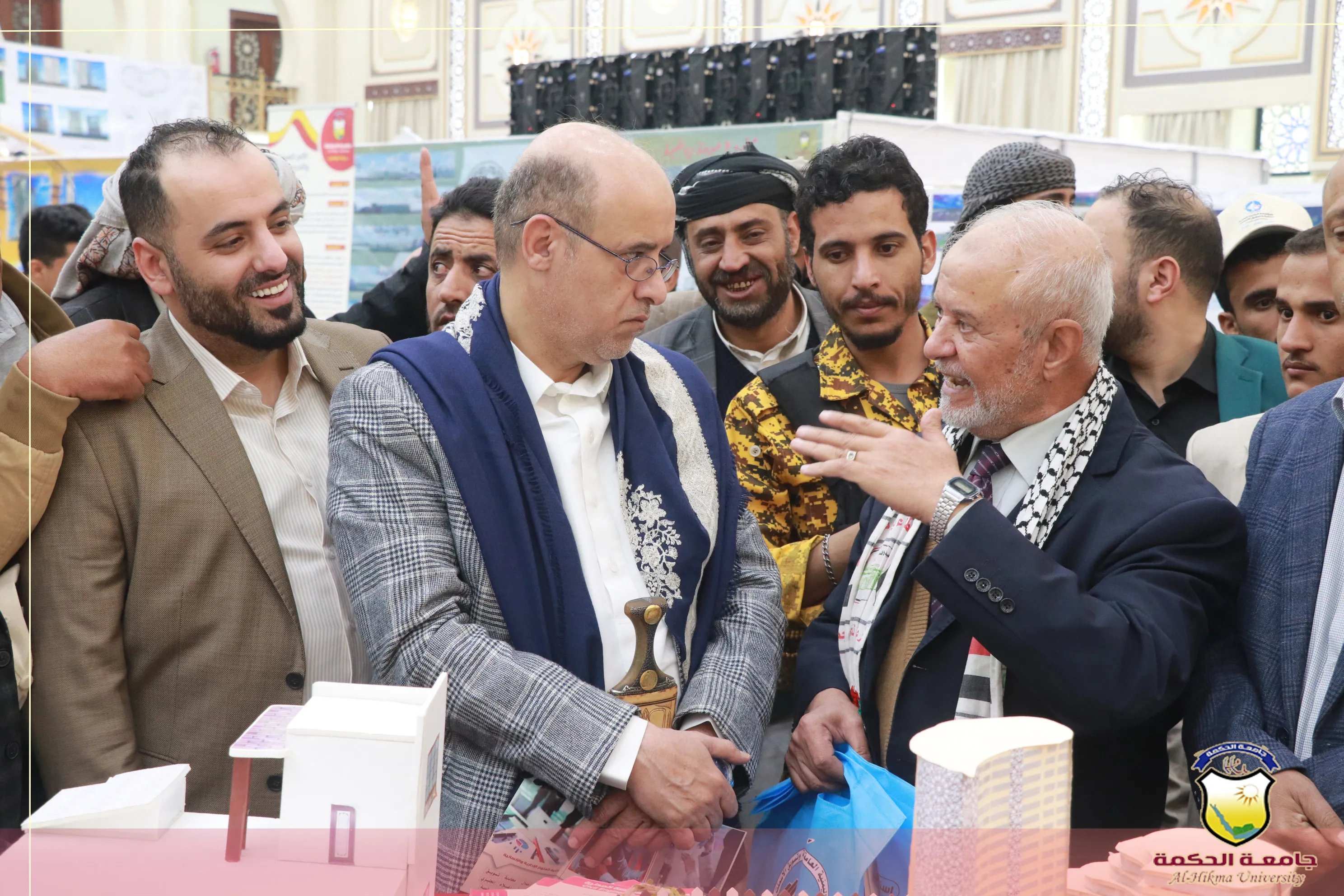جامعة الحكمة تشارك في معرض صنعاء الأول للتمليك والتطوير العقاري بمشاريع هندسية معمارية ومدنية إبتكارية