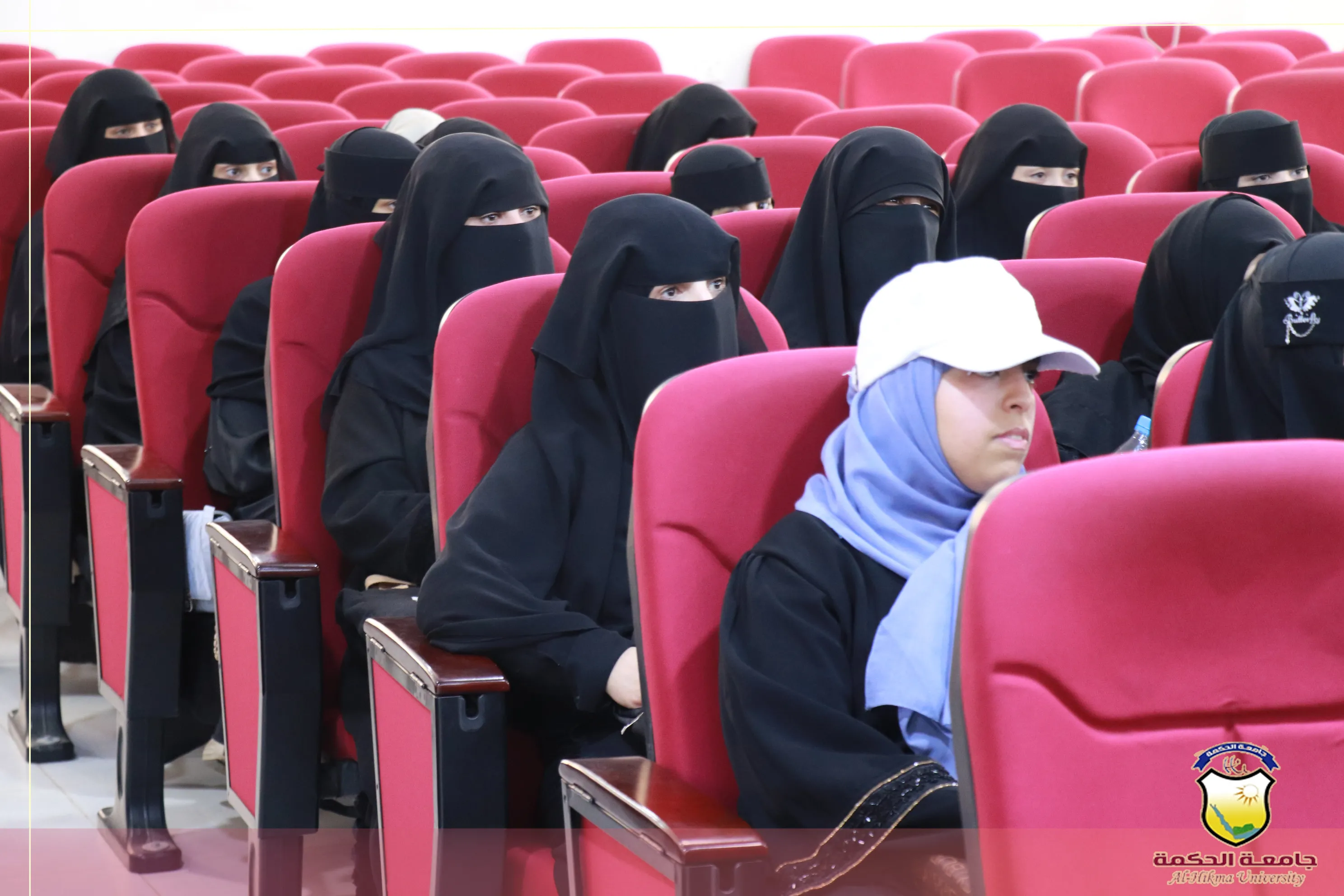 برعاية رئاسة جامعة الحكمة؛ كلية العلوم الإدارية والإنسانية تقيم دورة تدريبية حول استخدام الذكاء الاصطناعي في البحث العلمي والنشر الدولي