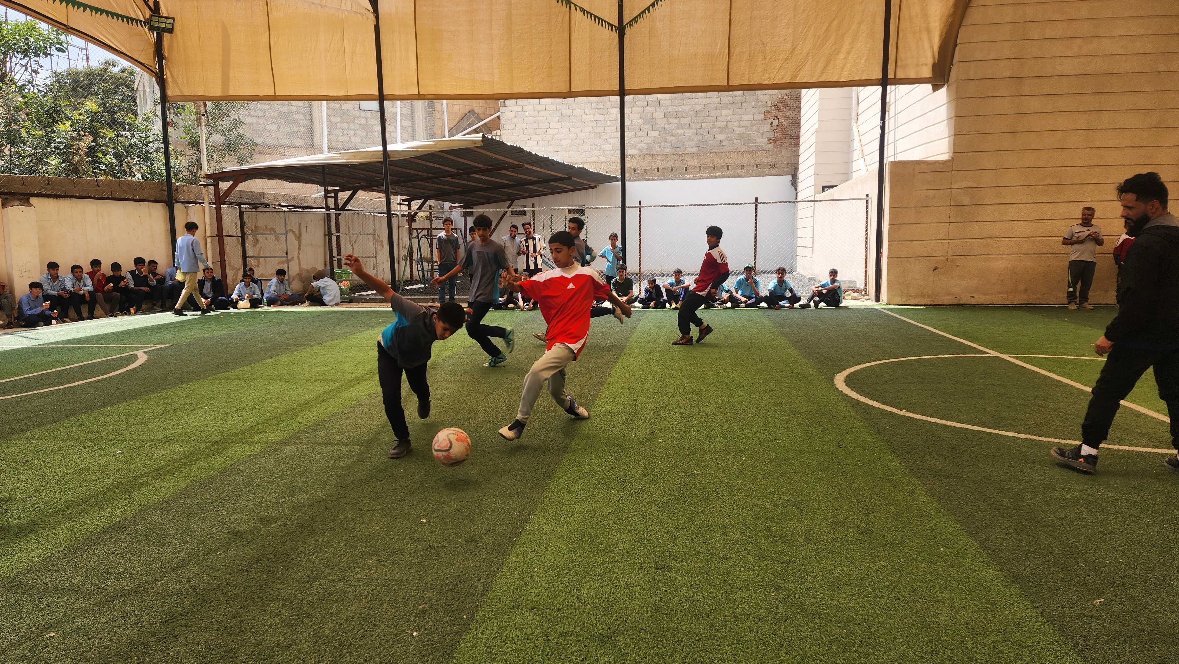 برعاية جامعة الحكمة؛ تعليمية الثورة تكرم الفرق الرياضية الفائزة بالدوري الرياضي الخاص بالمولد النبوي الشريف في مدارس العربي