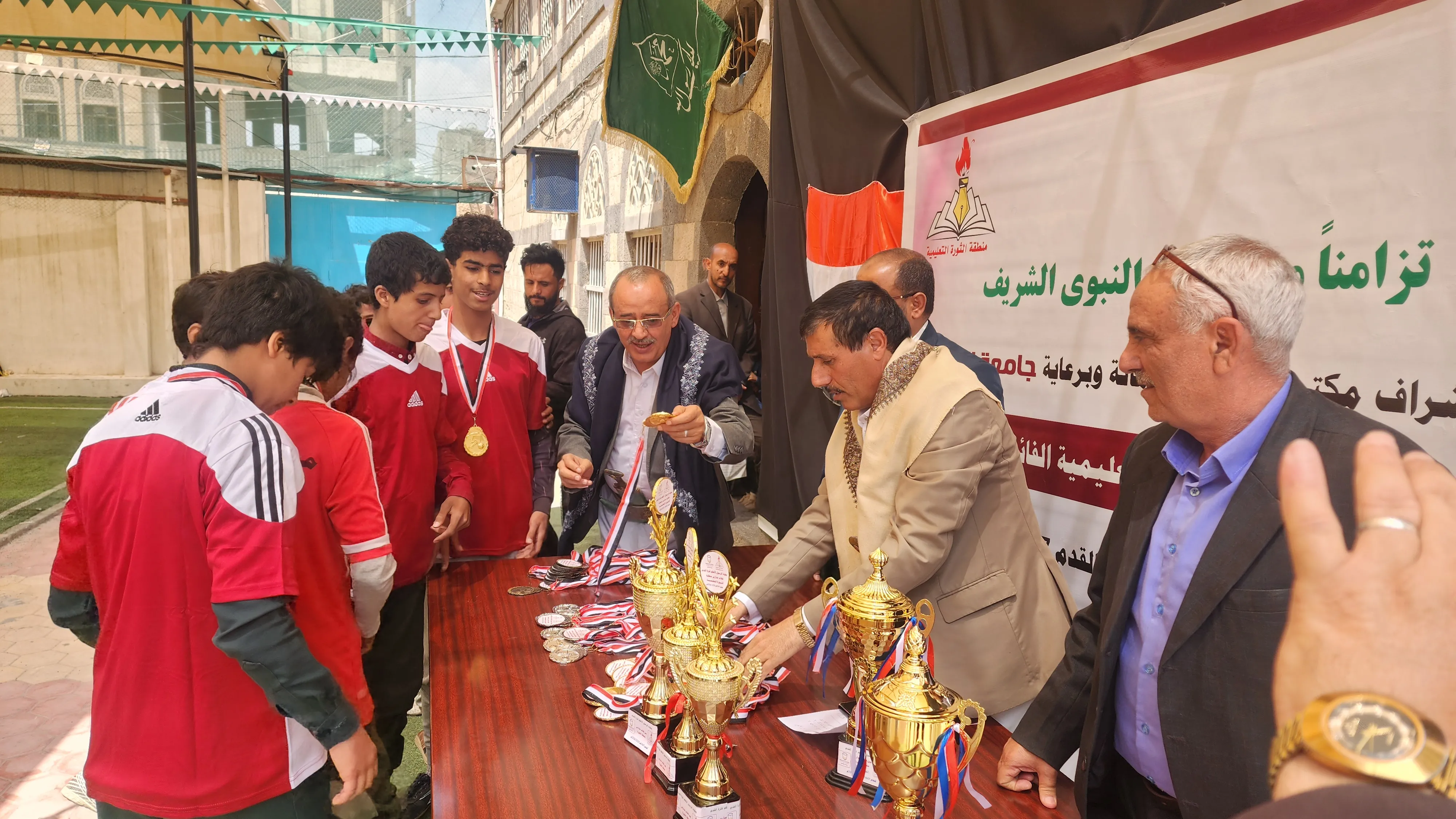 برعاية جامعة الحكمة؛ تعليمية الثورة تكرم الفرق الرياضية الفائزة بالدوري الرياضي الخاص بالمولد النبوي الشريف في مدارس العربي