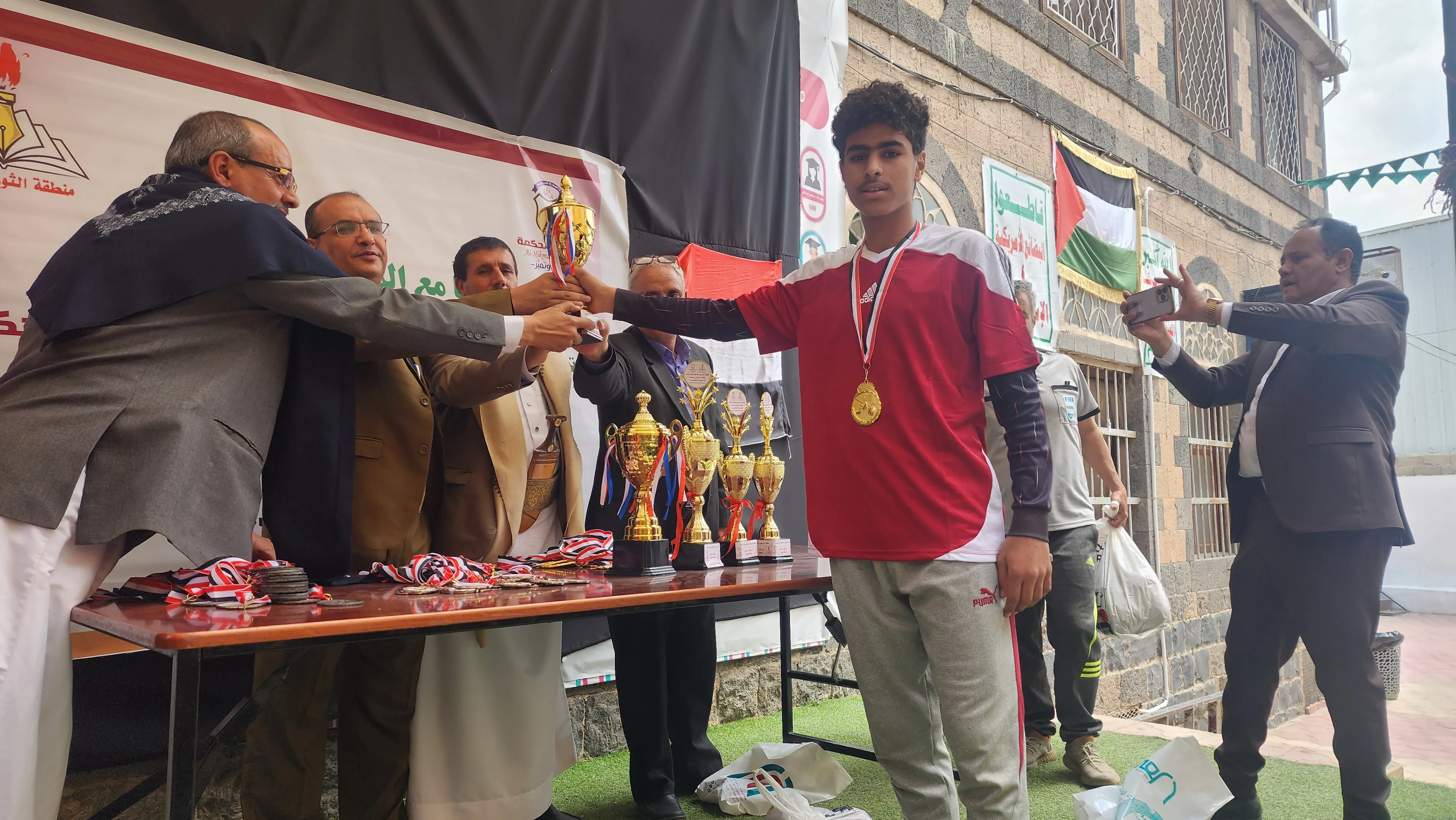 برعاية جامعة الحكمة؛ تعليمية الثورة تكرم الفرق الرياضية الفائزة بالدوري الرياضي الخاص بالمولد النبوي الشريف في مدارس العربي