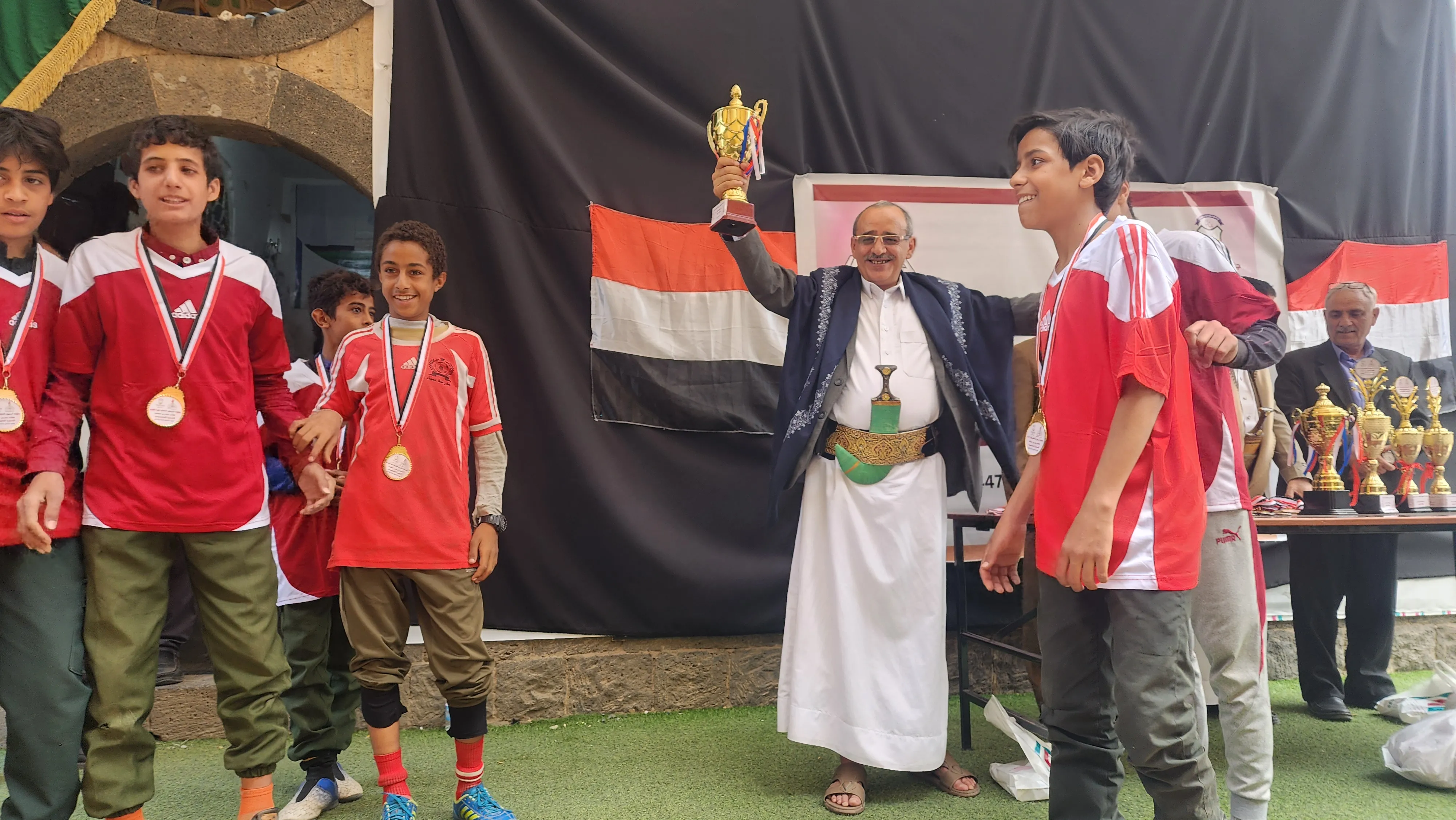 برعاية جامعة الحكمة؛ تعليمية الثورة تكرم الفرق الرياضية الفائزة بالدوري الرياضي الخاص بالمولد النبوي الشريف في مدارس العربي