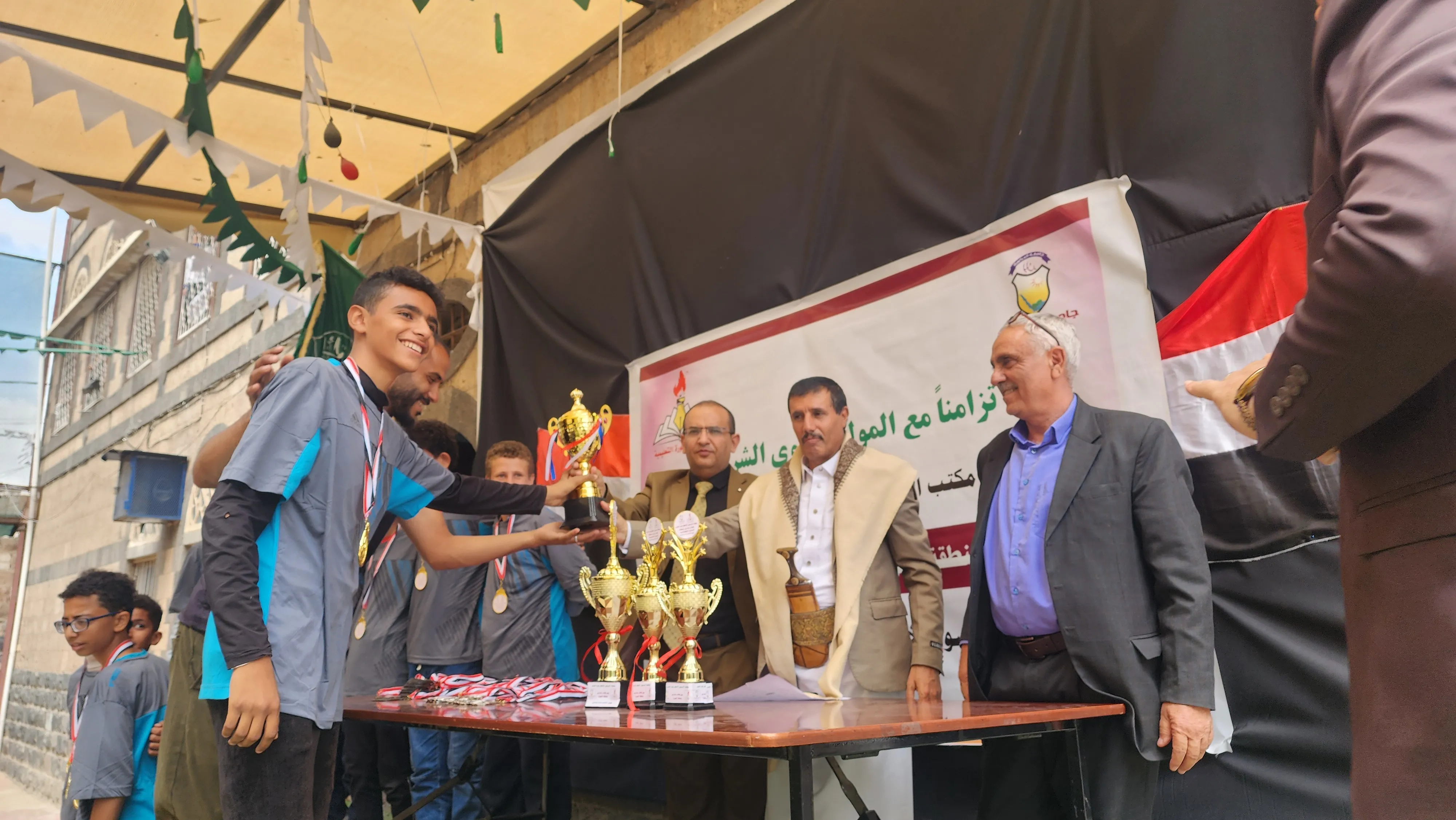 برعاية جامعة الحكمة؛ تعليمية الثورة تكرم الفرق الرياضية الفائزة بالدوري الرياضي الخاص بالمولد النبوي الشريف في مدارس العربي