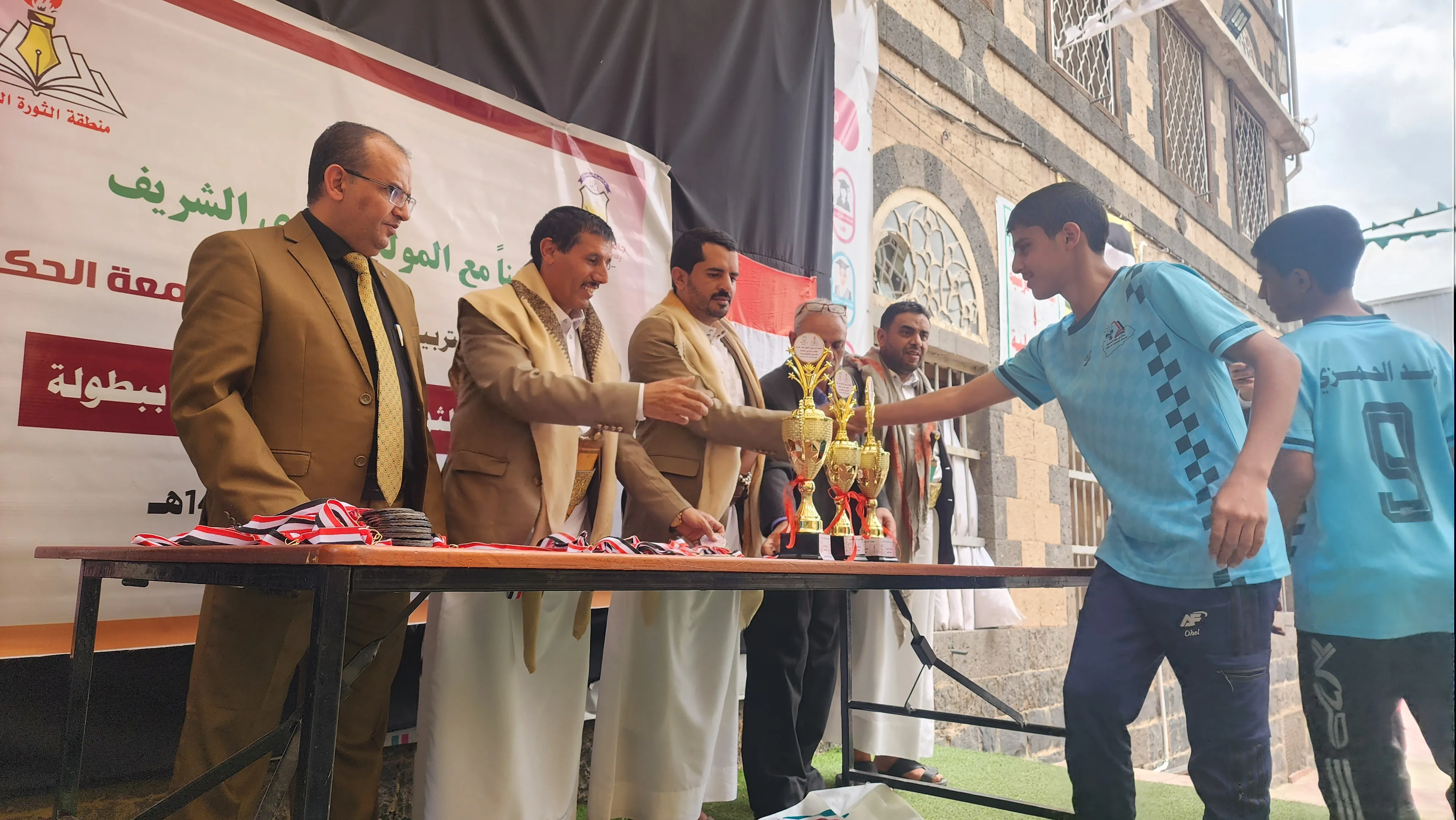 برعاية جامعة الحكمة؛ تعليمية الثورة تكرم الفرق الرياضية الفائزة بالدوري الرياضي الخاص بالمولد النبوي الشريف في مدارس العربي