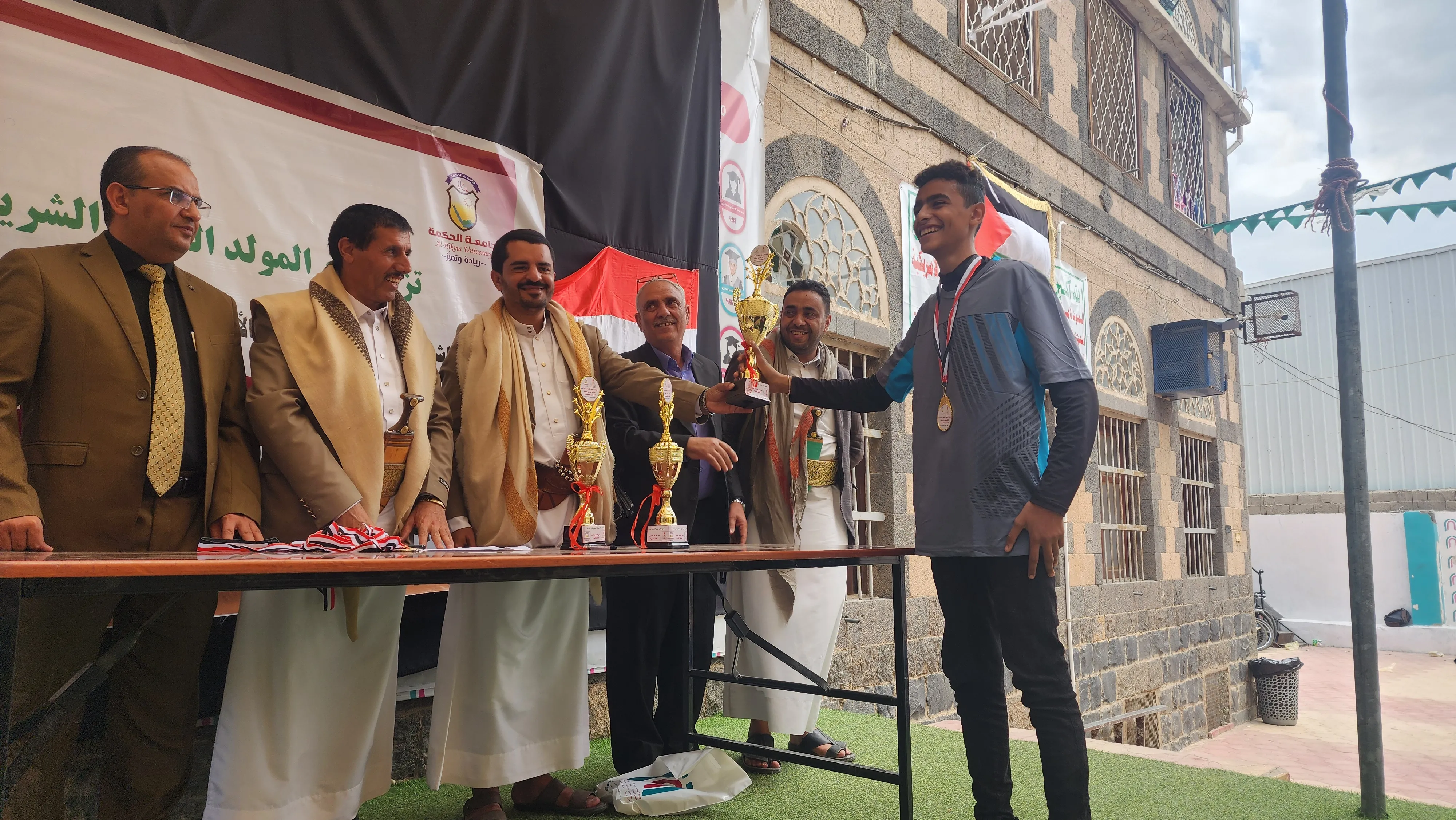 برعاية جامعة الحكمة؛ تعليمية الثورة تكرم الفرق الرياضية الفائزة بالدوري الرياضي الخاص بالمولد النبوي الشريف في مدارس العربي