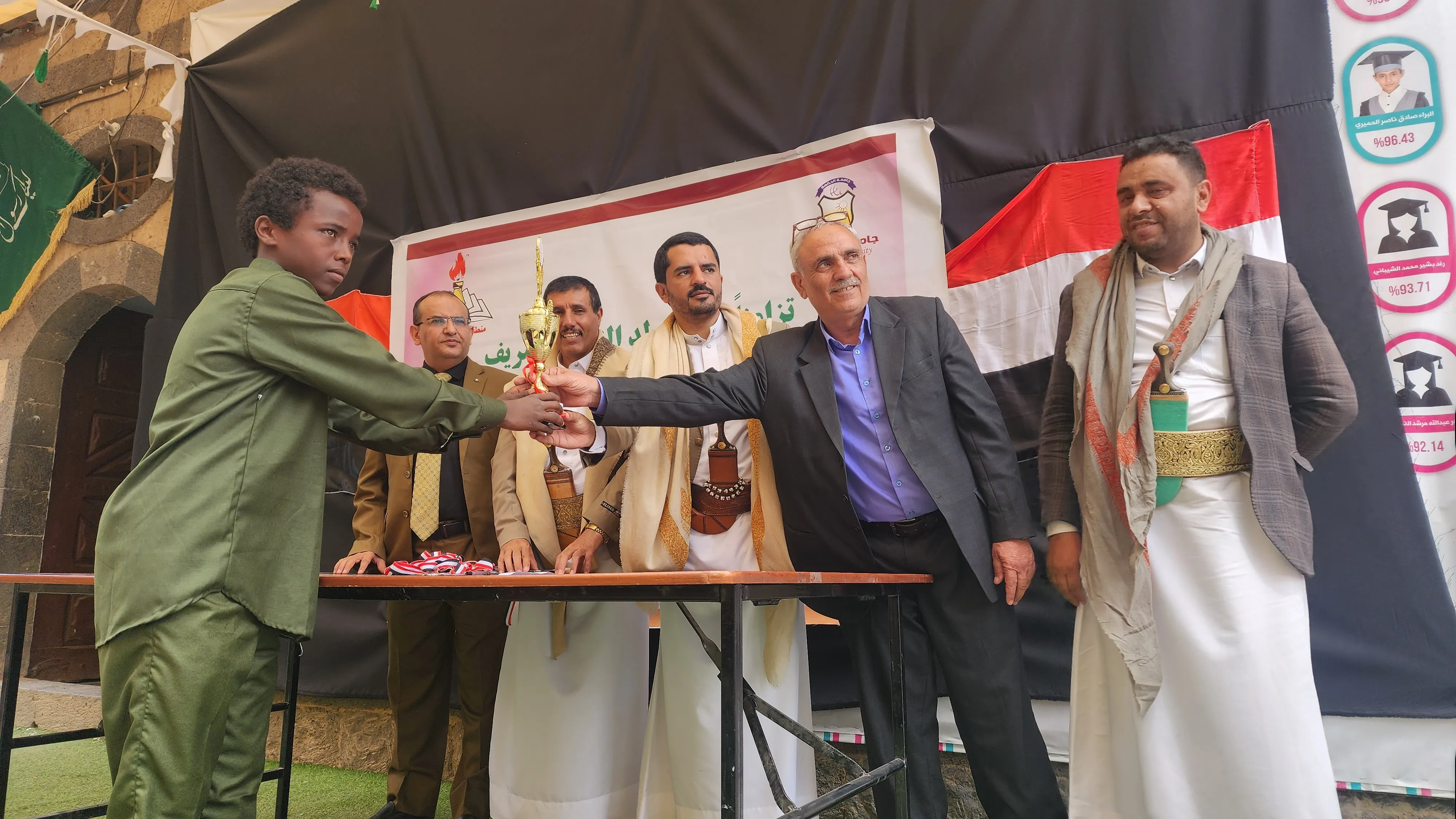 برعاية جامعة الحكمة؛ تعليمية الثورة تكرم الفرق الرياضية الفائزة بالدوري الرياضي الخاص بالمولد النبوي الشريف في مدارس العربي