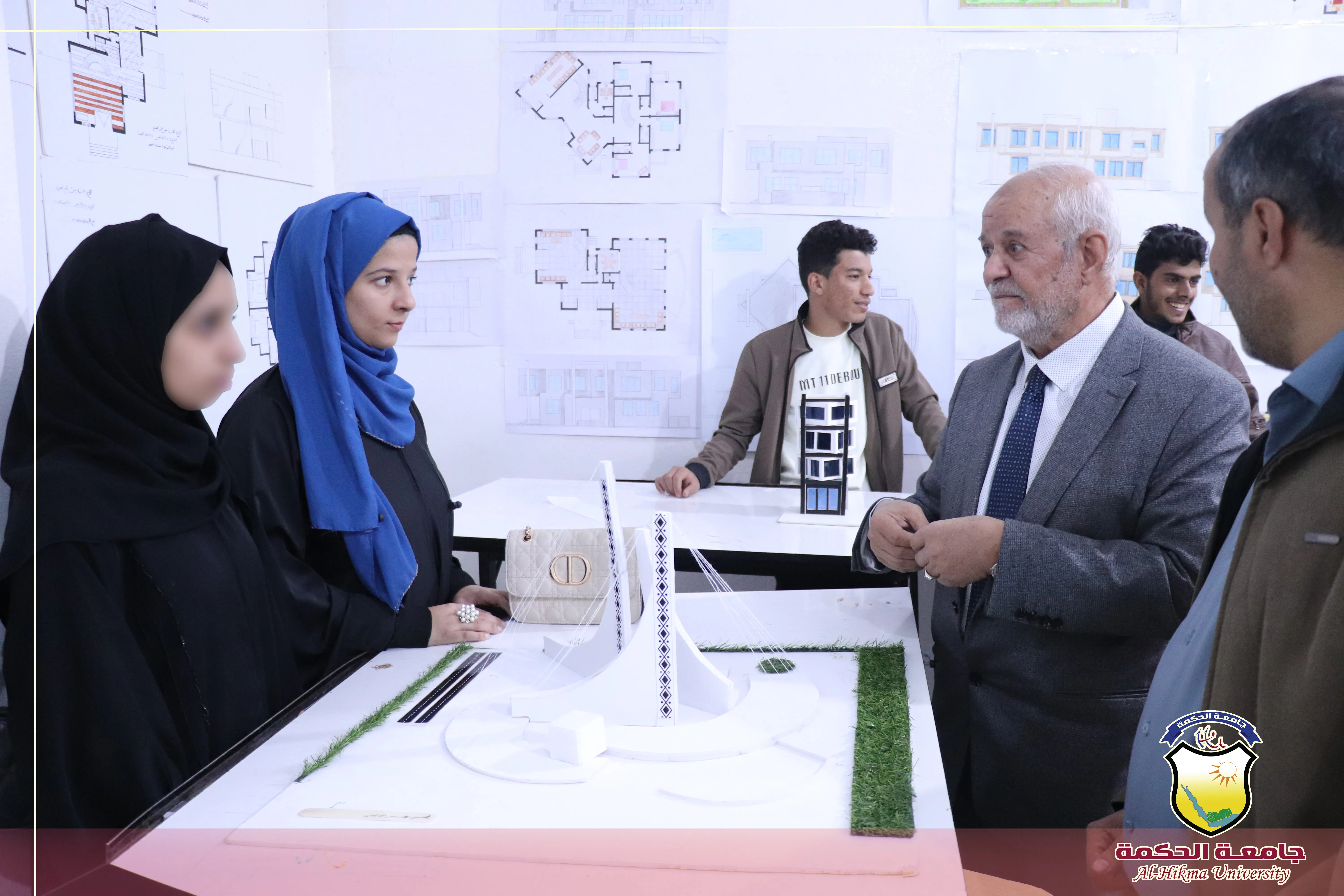 طلبة الهندسة المعمارية بجامعة الحكمة يناقشون مشاريع مقرر أسس تصميم ومقرر رسم وتعبير معماري