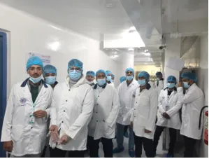 جامعة الحكمة تنظم زيارة علمية لطلاب الصيدلة إلى مصنع فارما كير للتعرف على الصناعة الدوائية