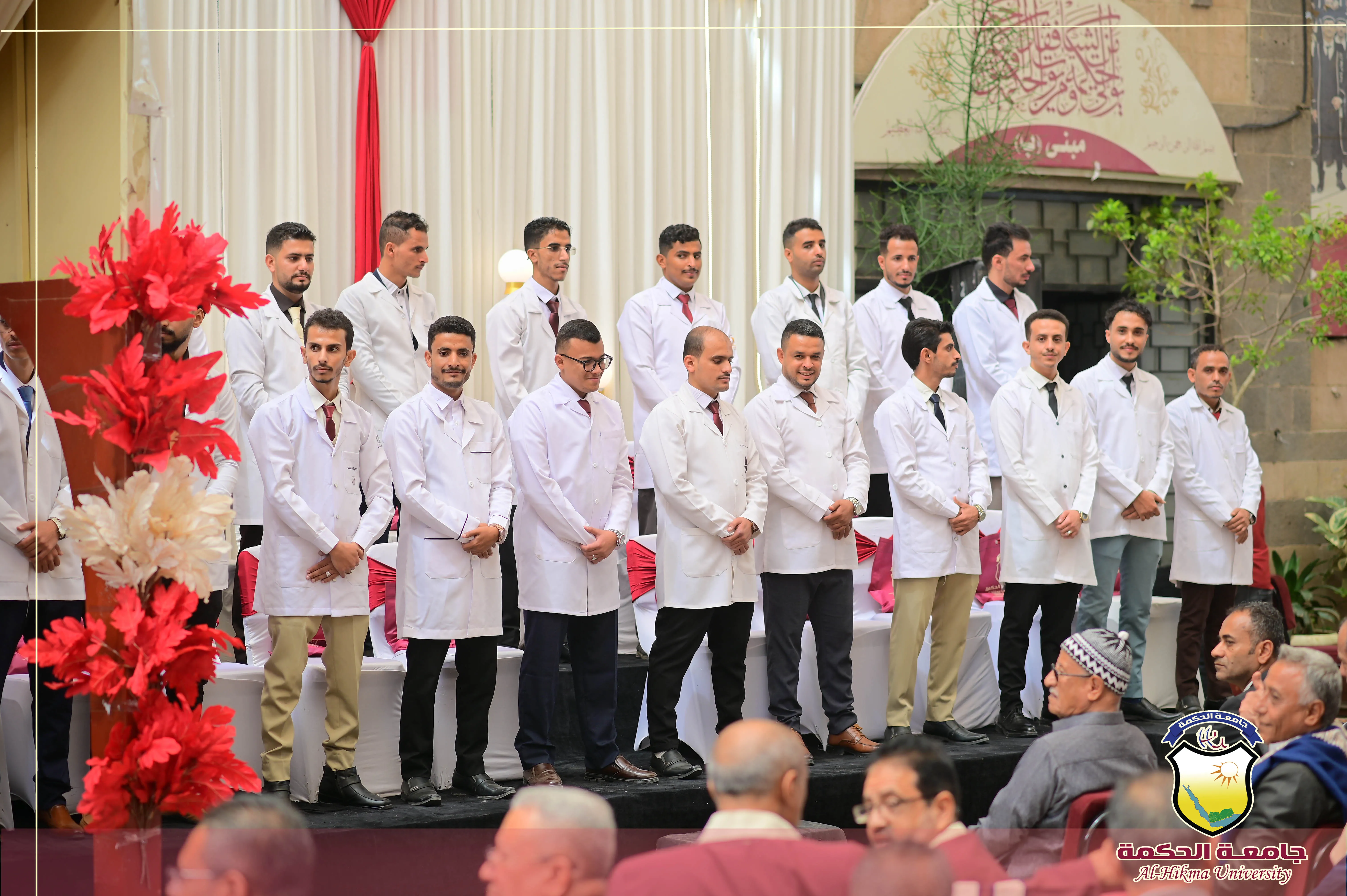 جامعة الحكمة تحتفي بتخريج 53 طالباً وطالبة من كلية العلوم الطبية
